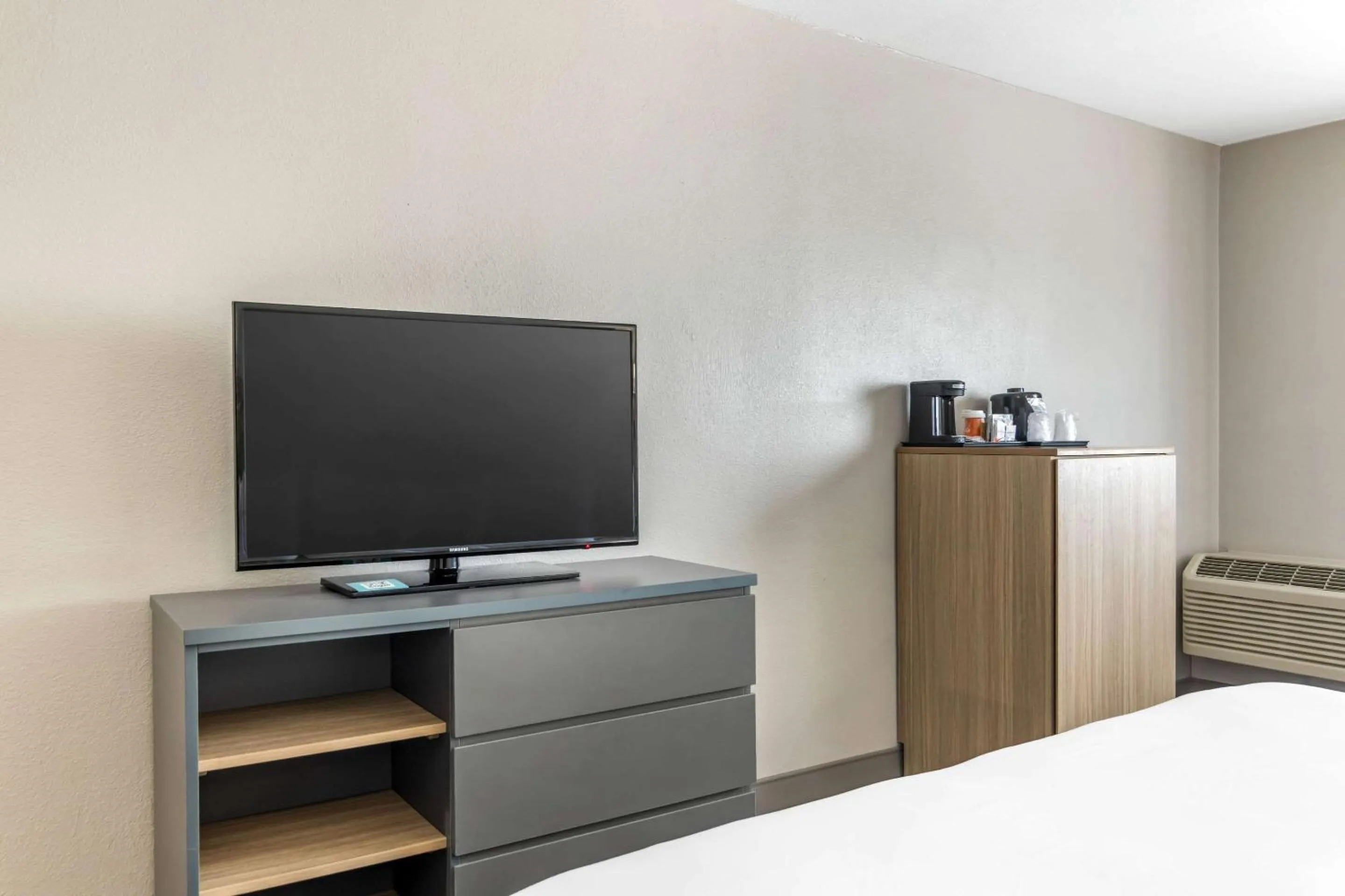 Bedroom, Bed in Country Inn & Suites by Radisson, Atlanta Airport South, GA