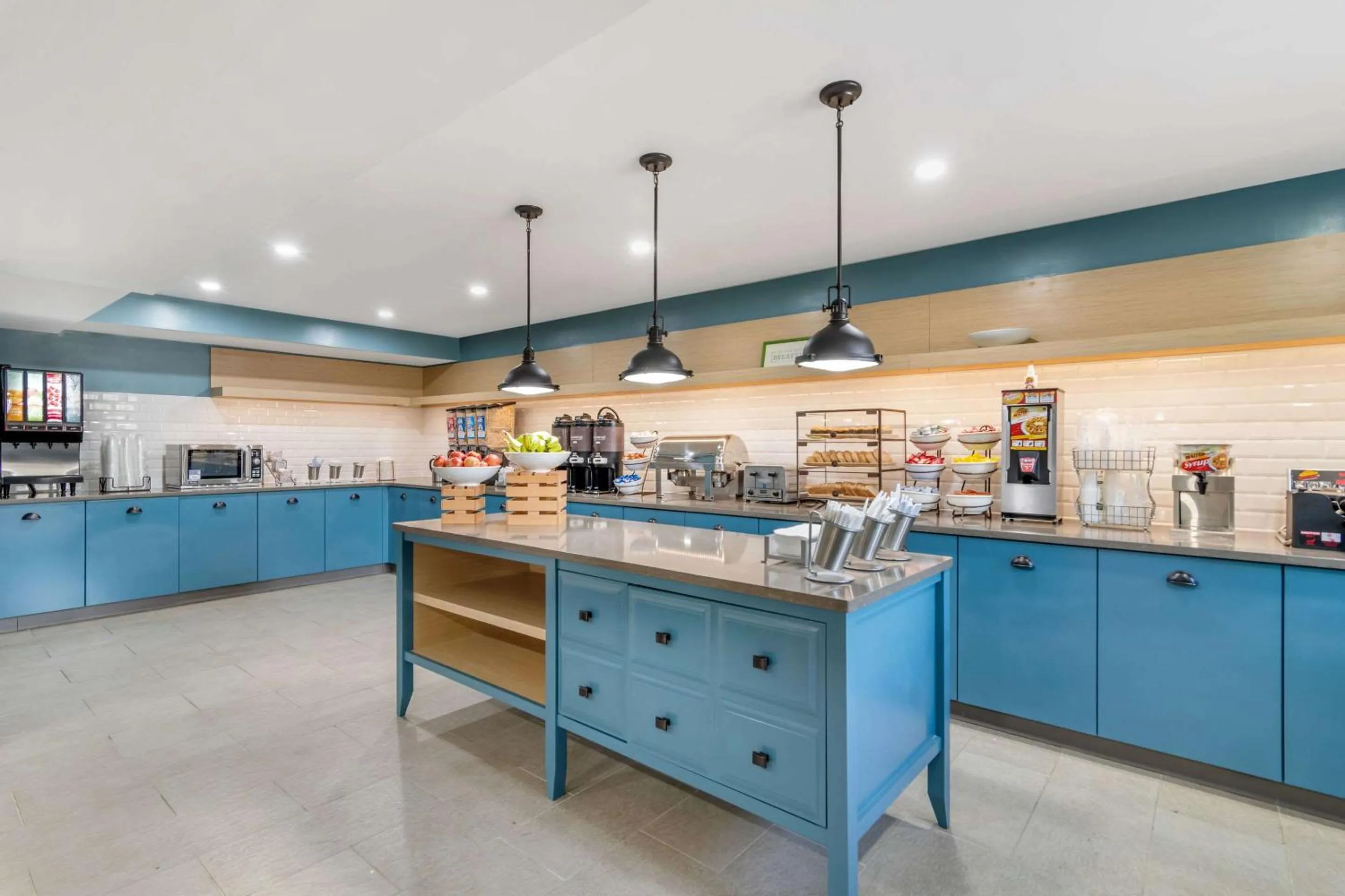 Breakfast in Country Inn & Suites by Radisson, Atlanta Airport South, GA