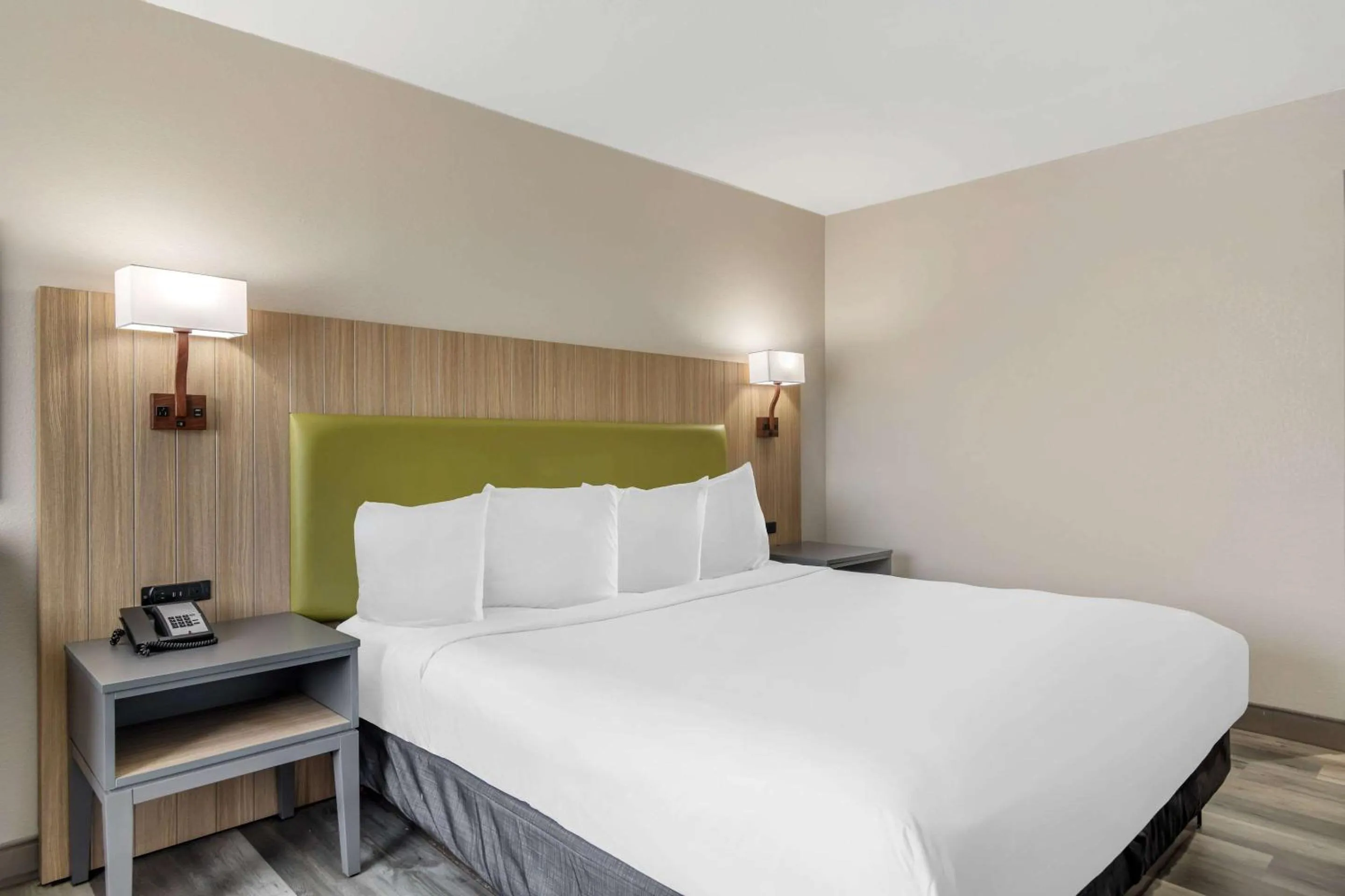 Bedroom, Bed in Country Inn & Suites by Radisson, Atlanta Airport South, GA