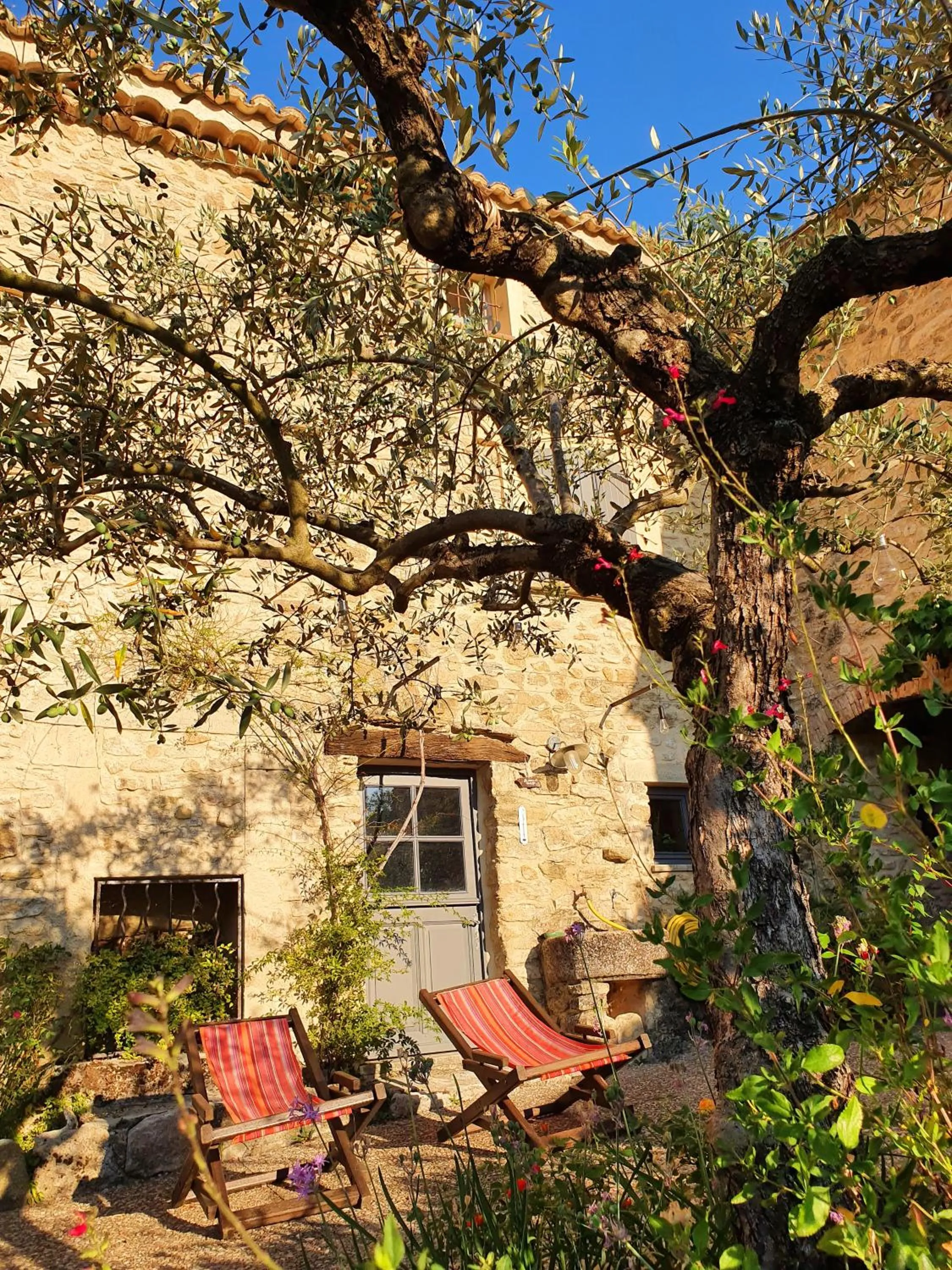 Inner courtyard view in Les Logis de Paban