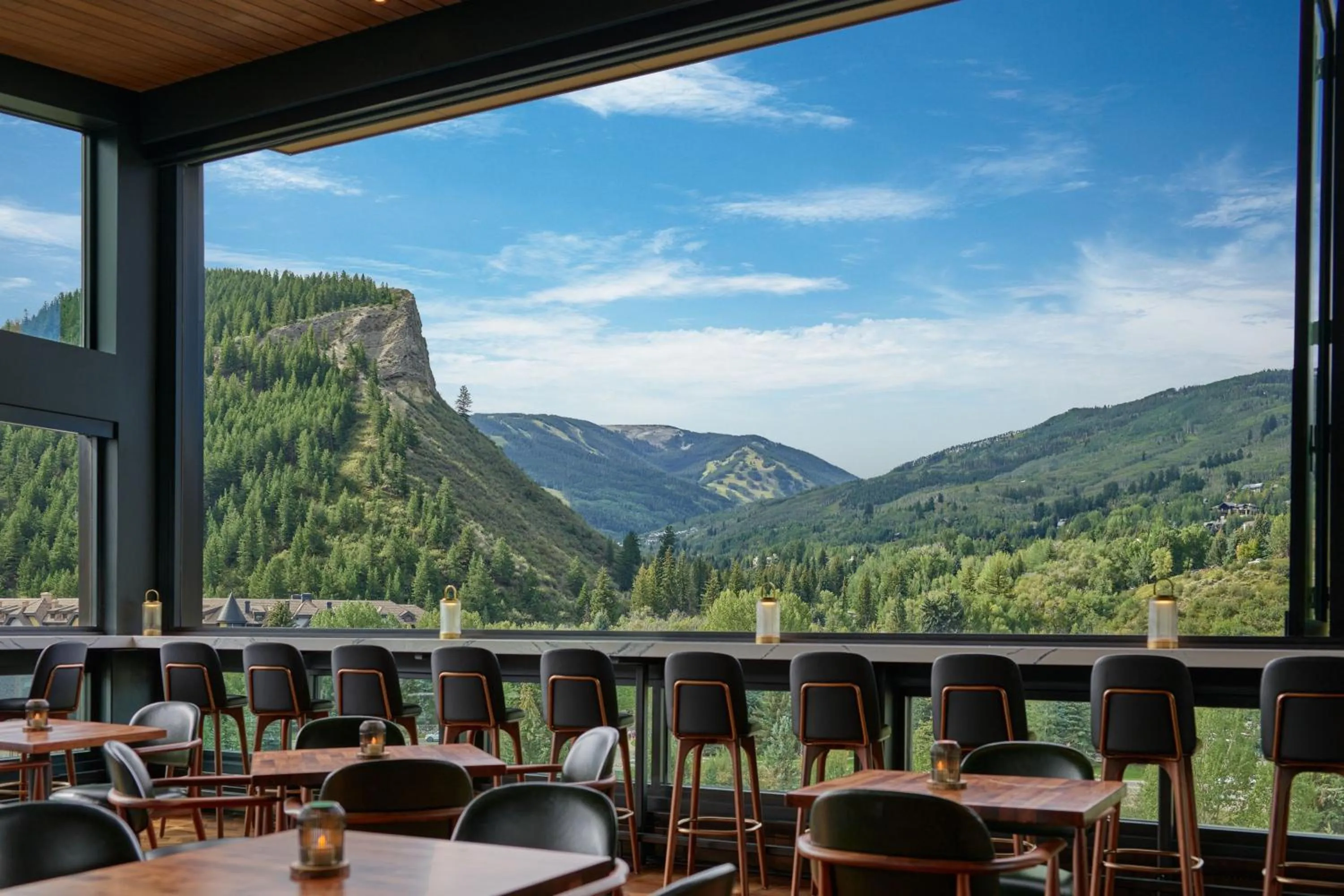 Lounge or bar in The Westin Riverfront Resort & Spa, Avon, Vail Valley