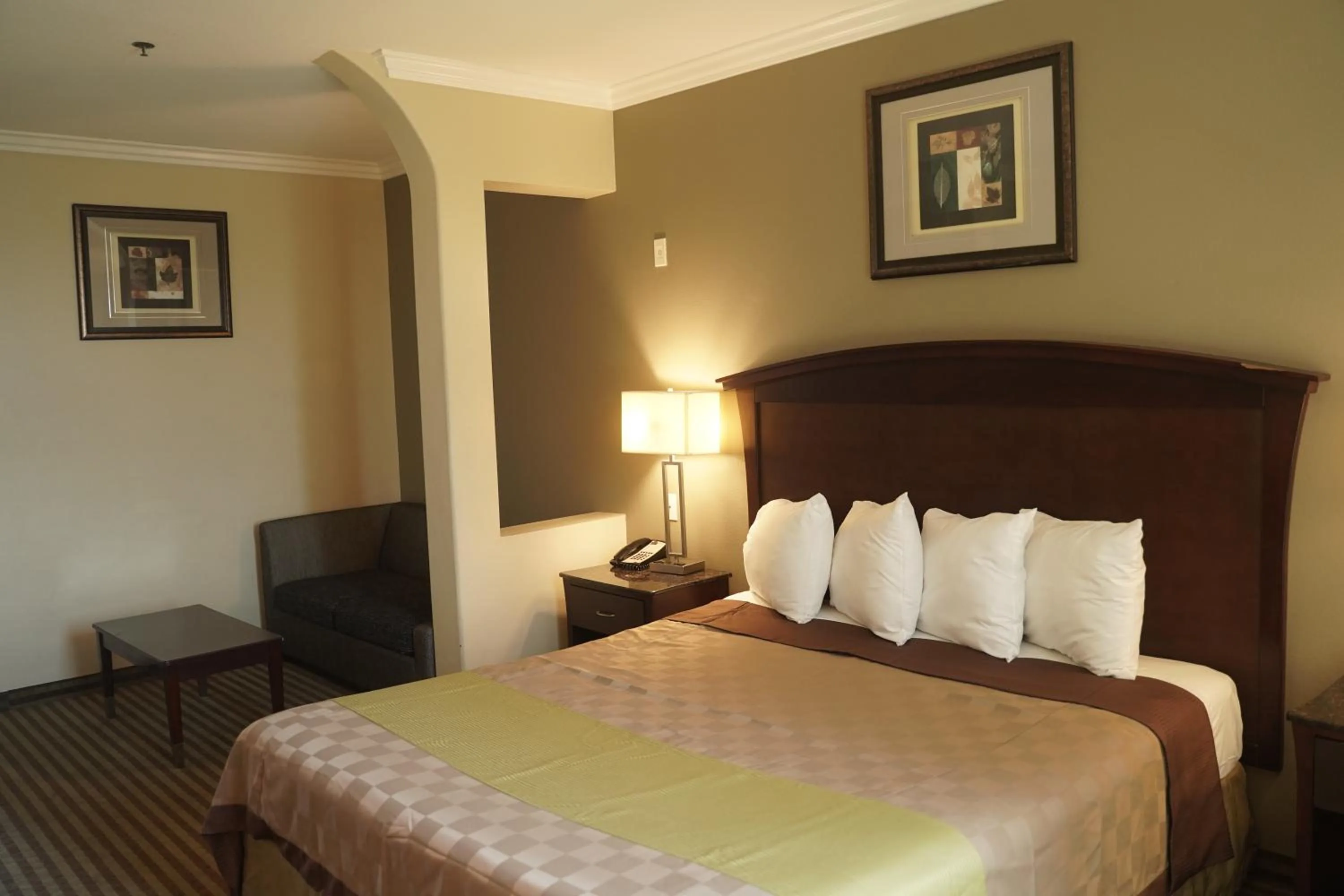 Bed in Harbor Inn & Suites