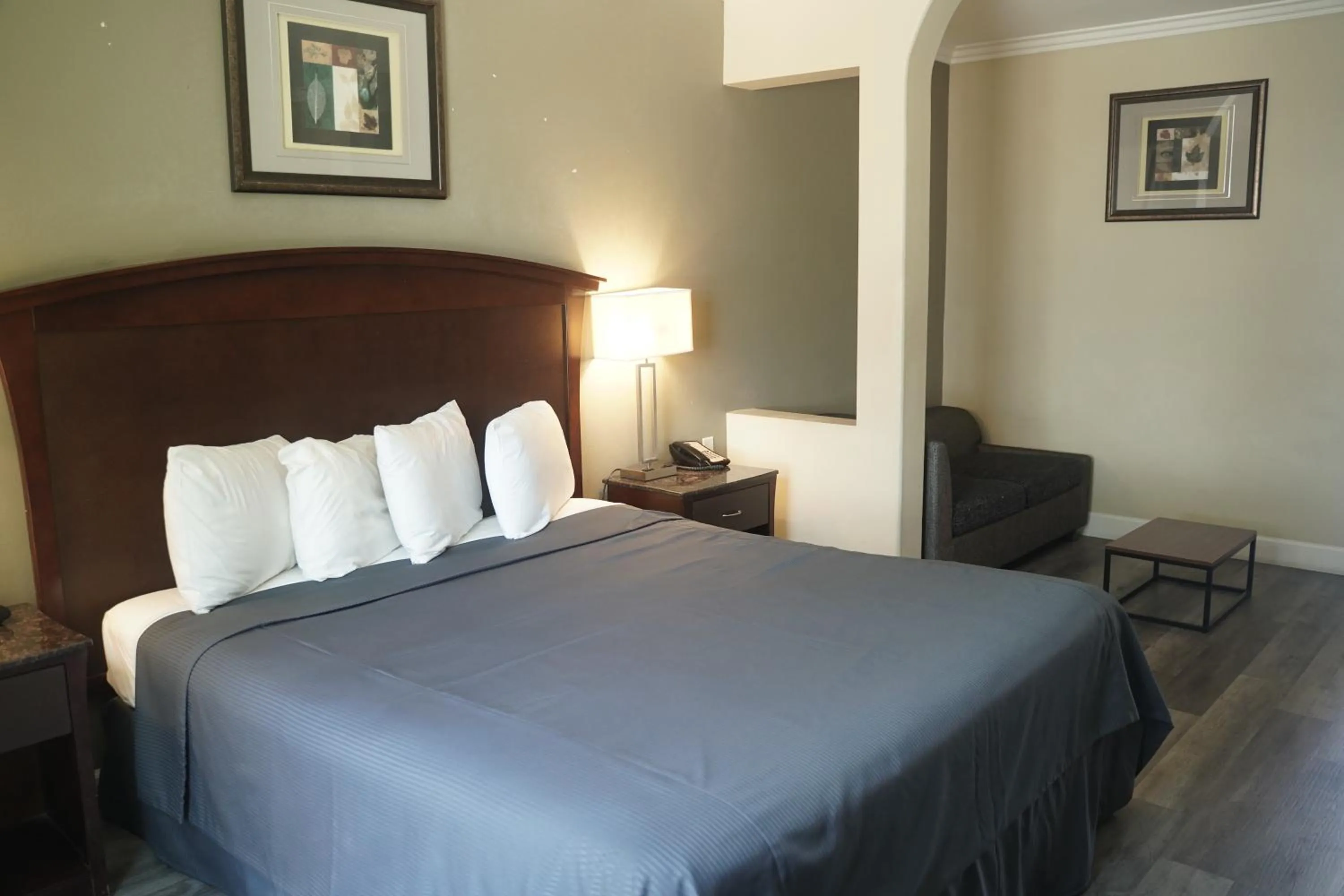 Bed in Harbor Inn & Suites