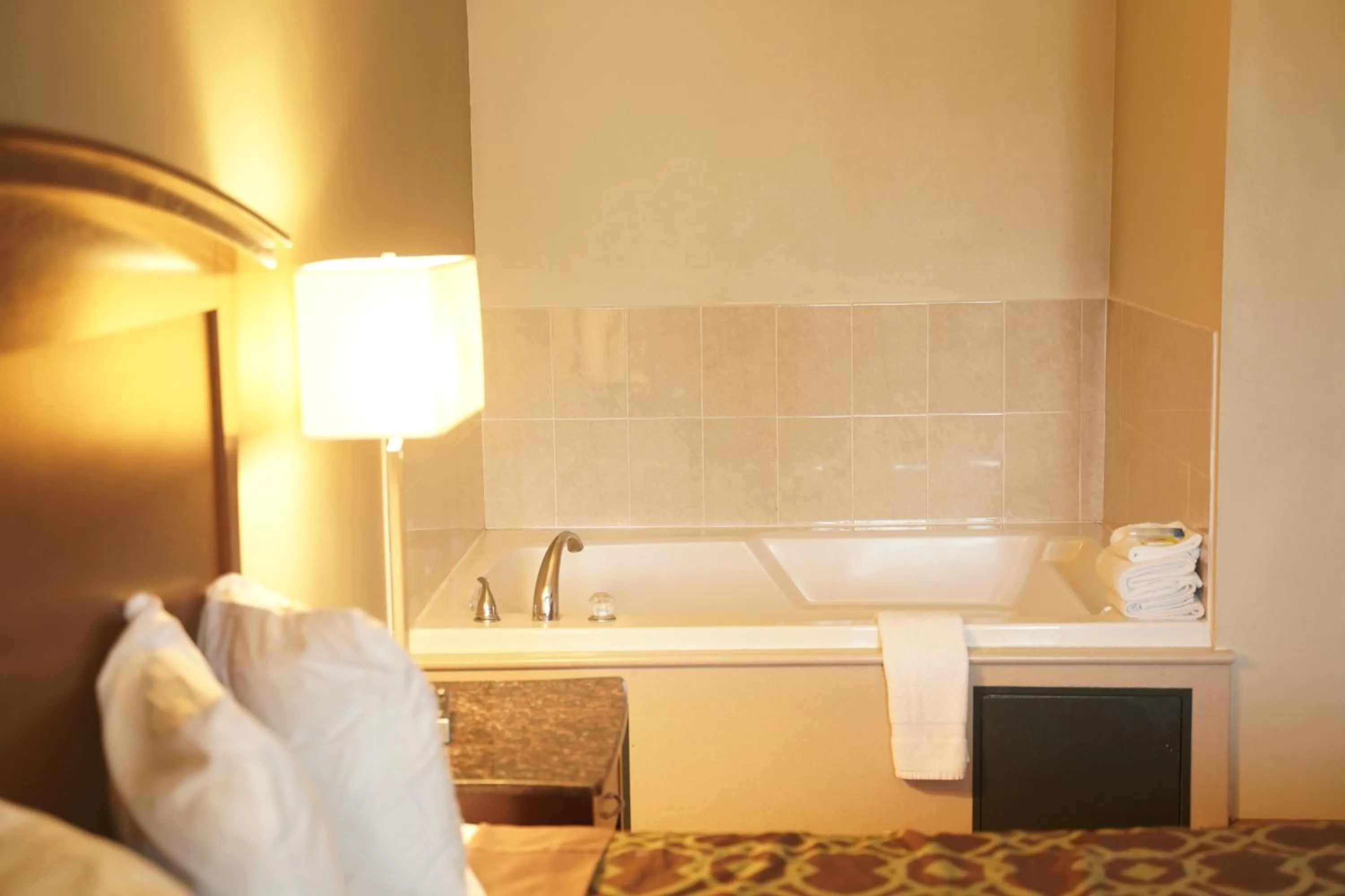 Bath in Harbor Inn & Suites