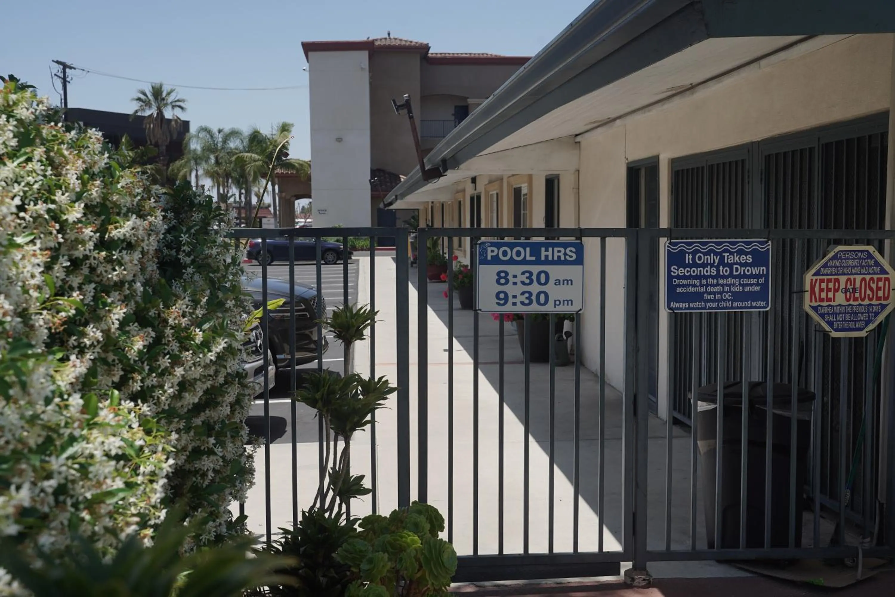 Swimming pool in Harbor Inn & Suites