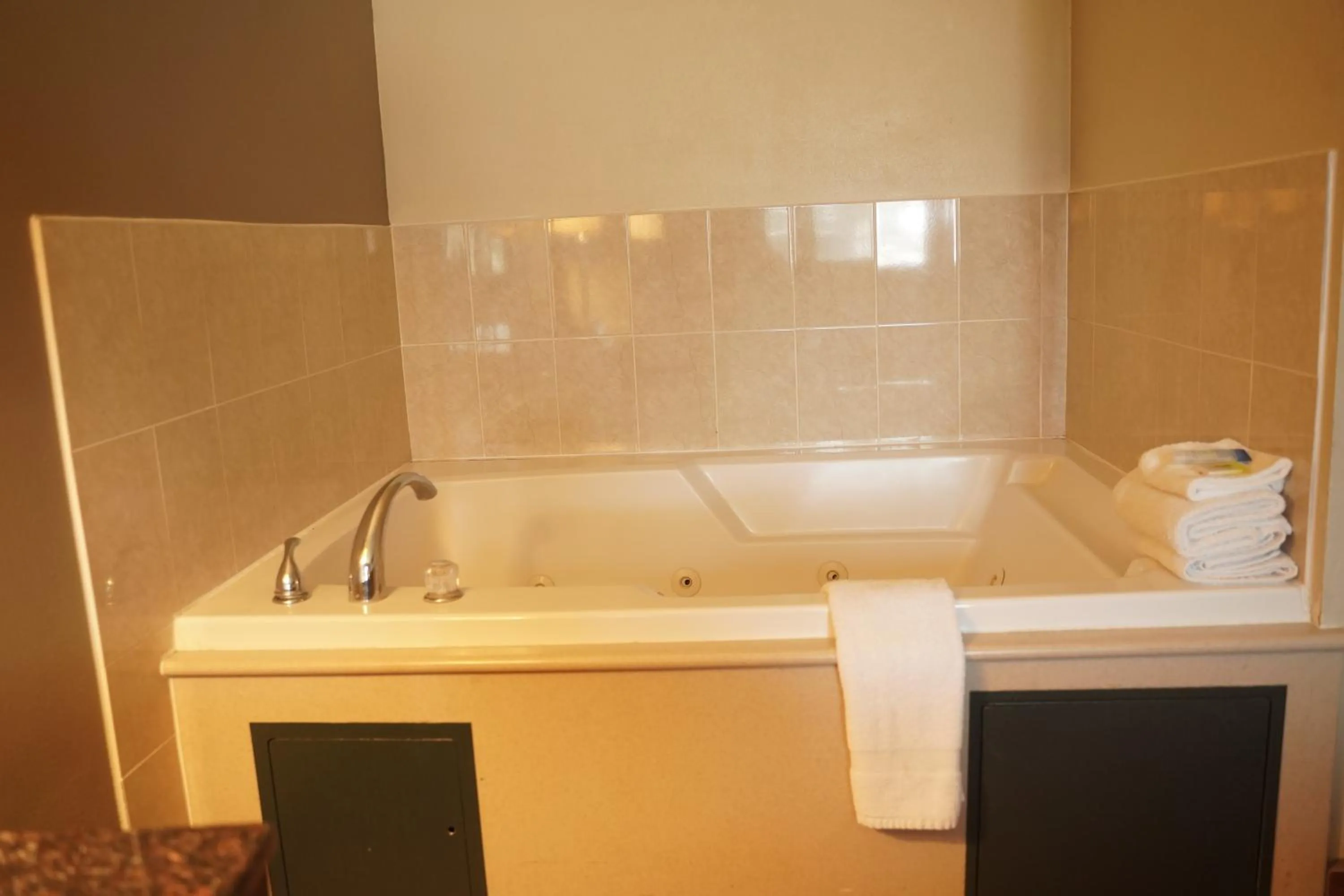 Bath in Harbor Inn & Suites