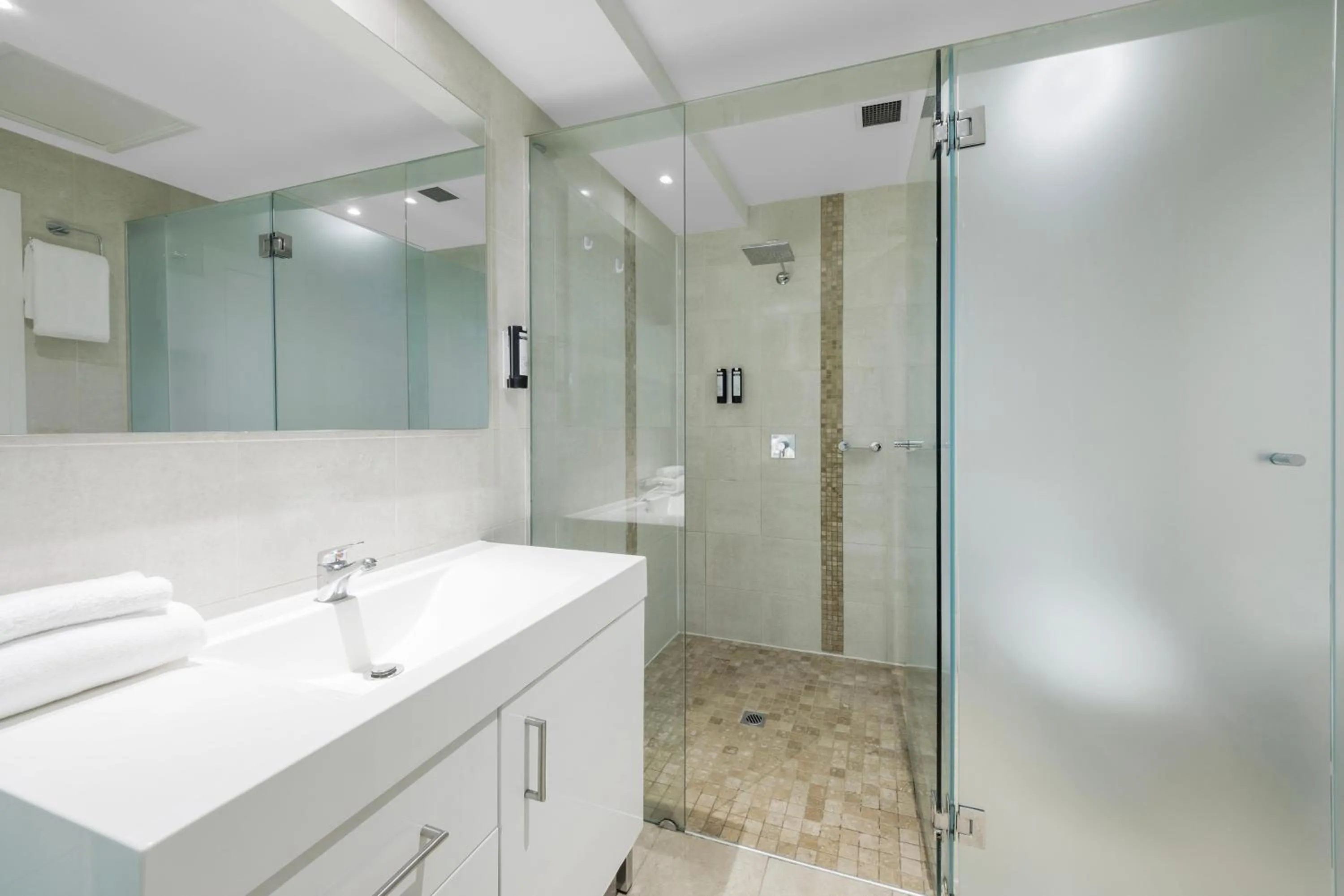 Shower in Great Southern Hotel Melbourne