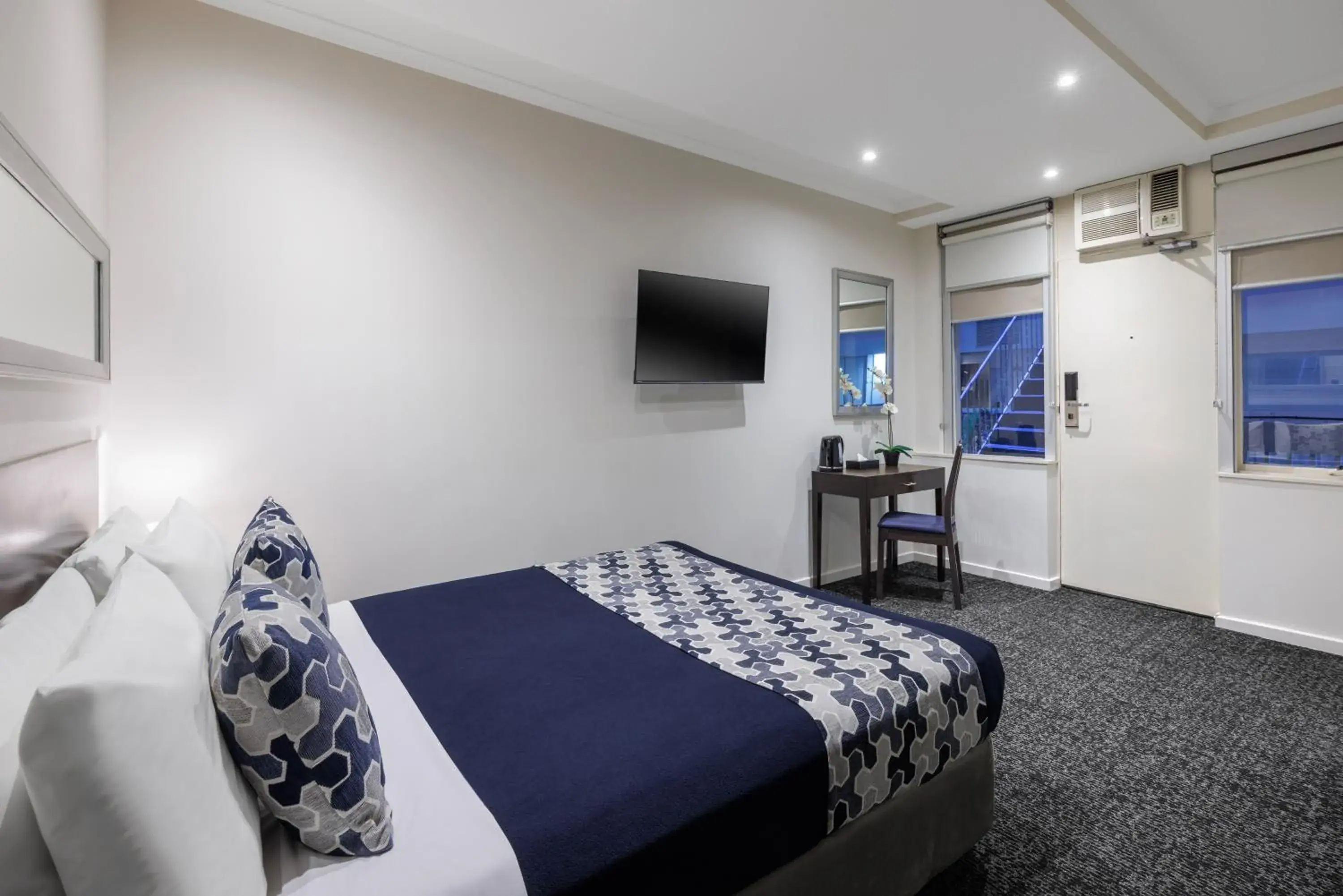 Standard Queen Room in Great Southern Hotel Melbourne Standard Queen Room in Great Southern Hotel Melbourne