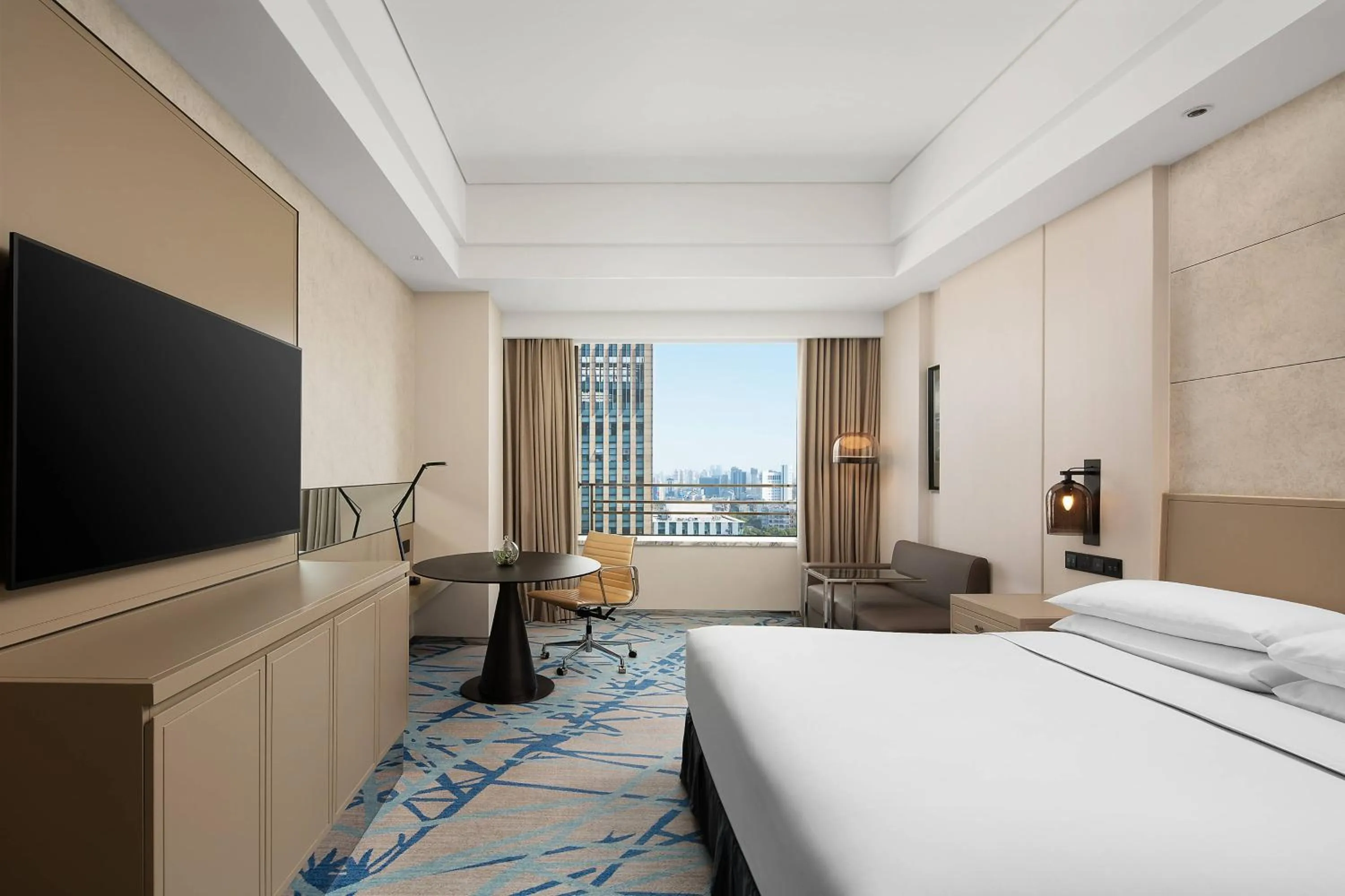 Photo of the whole room, Bed in Renaissance Shanghai Caohejing Hotel