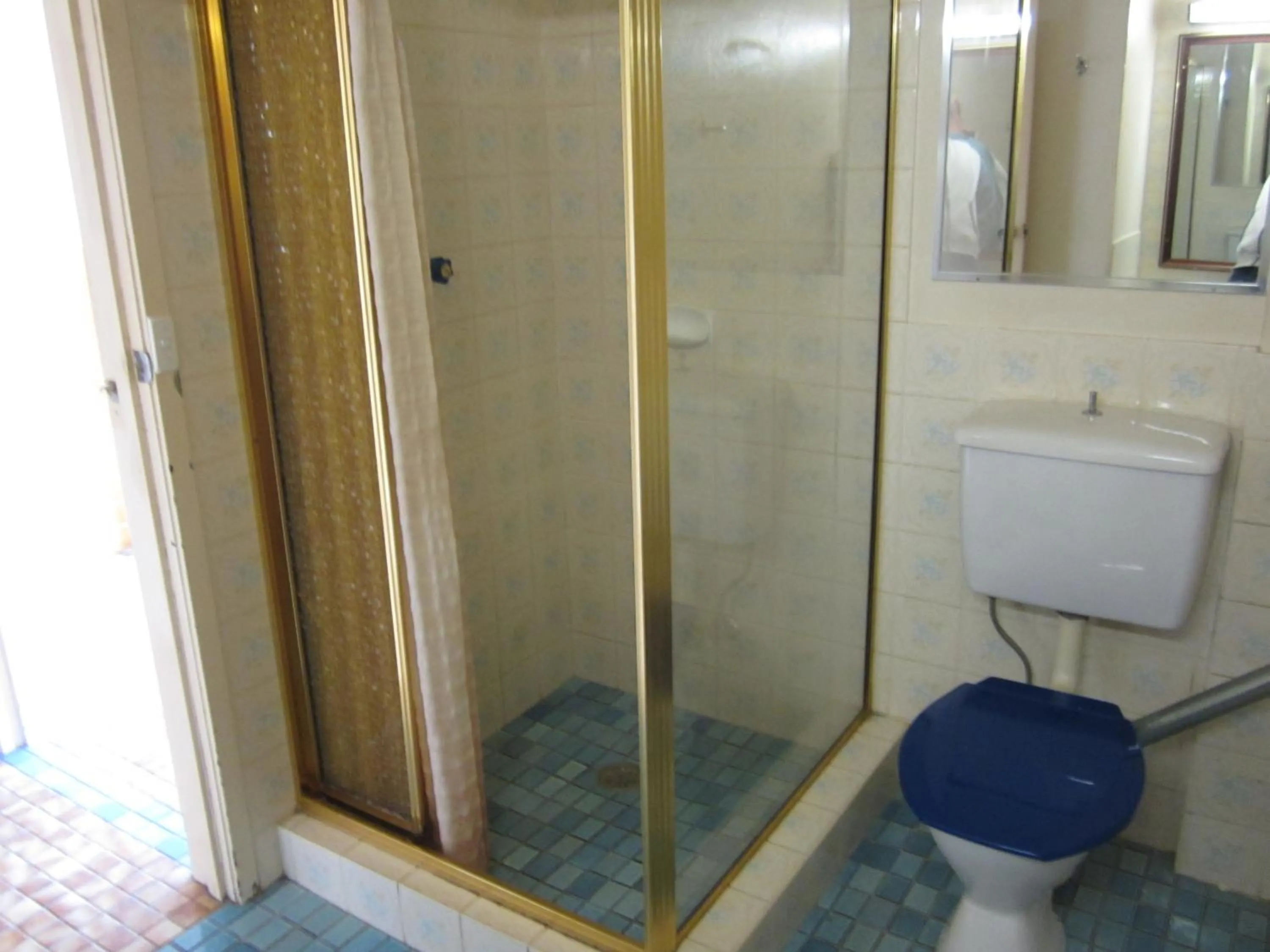 Bathroom in Canberra Lyneham Motor Inn