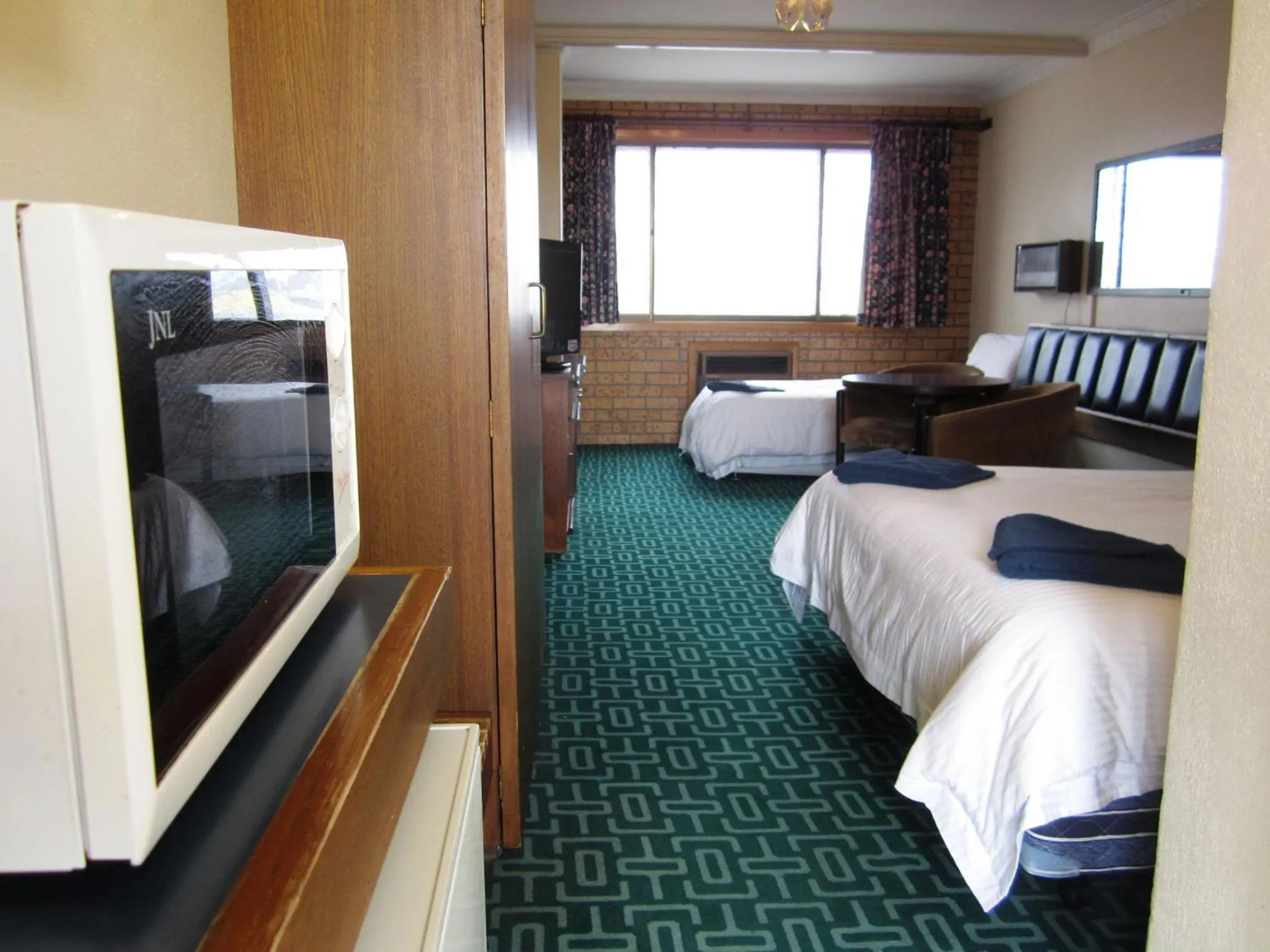 Photo of the whole room, Bed in Canberra Lyneham Motor Inn