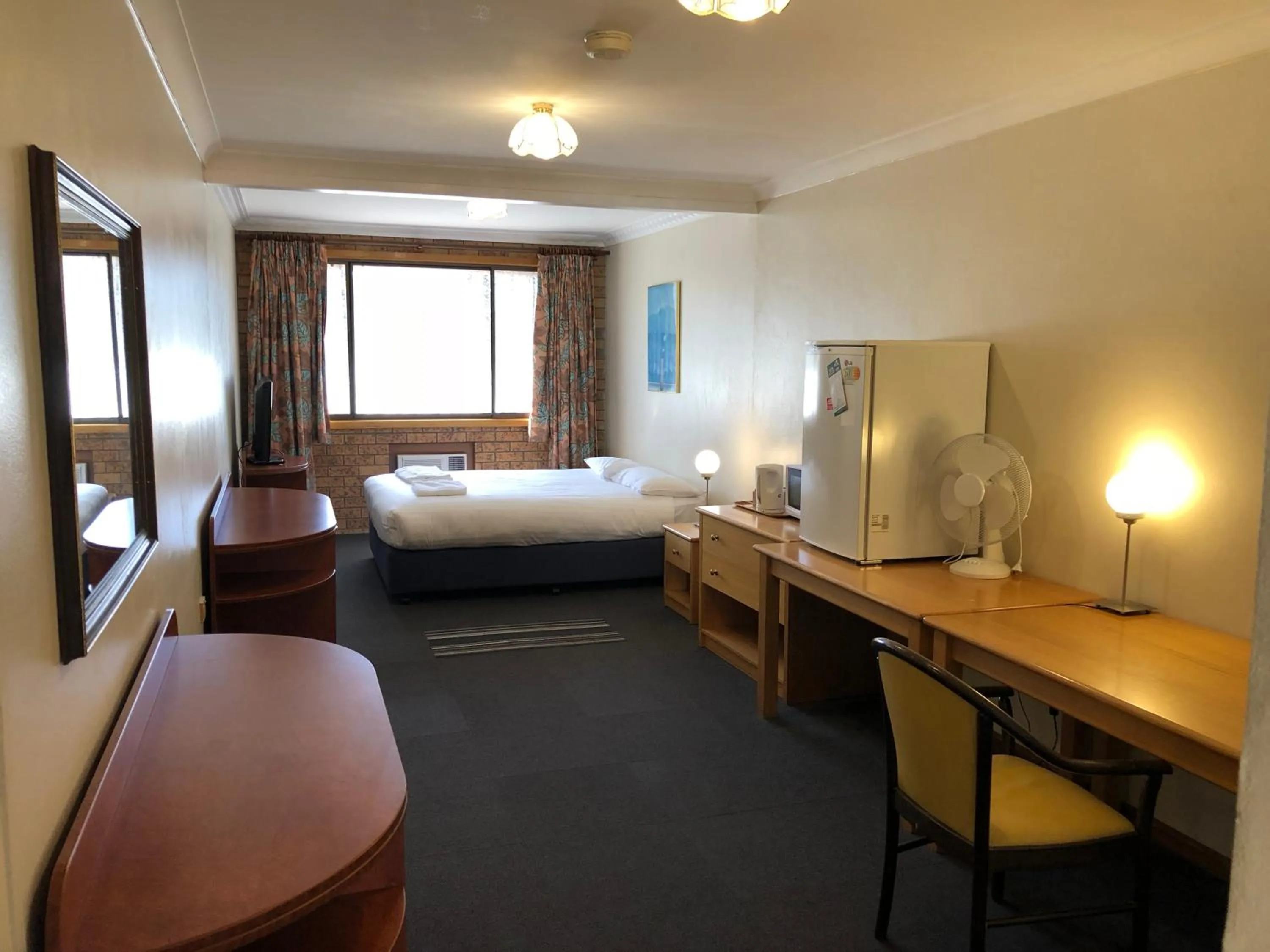 Photo of the whole room, Bed in Canberra Lyneham Motor Inn