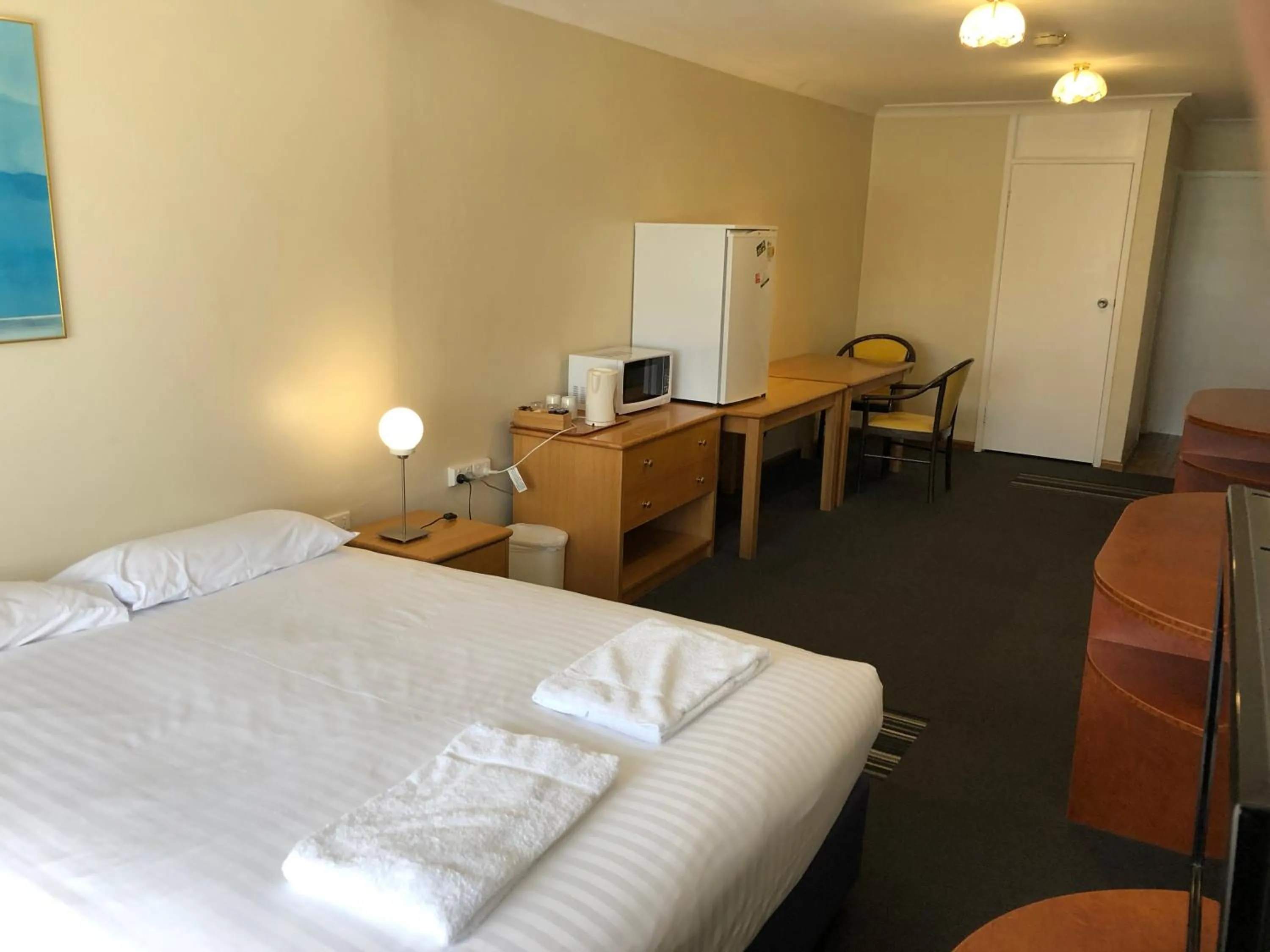 Bed in Canberra Lyneham Motor Inn