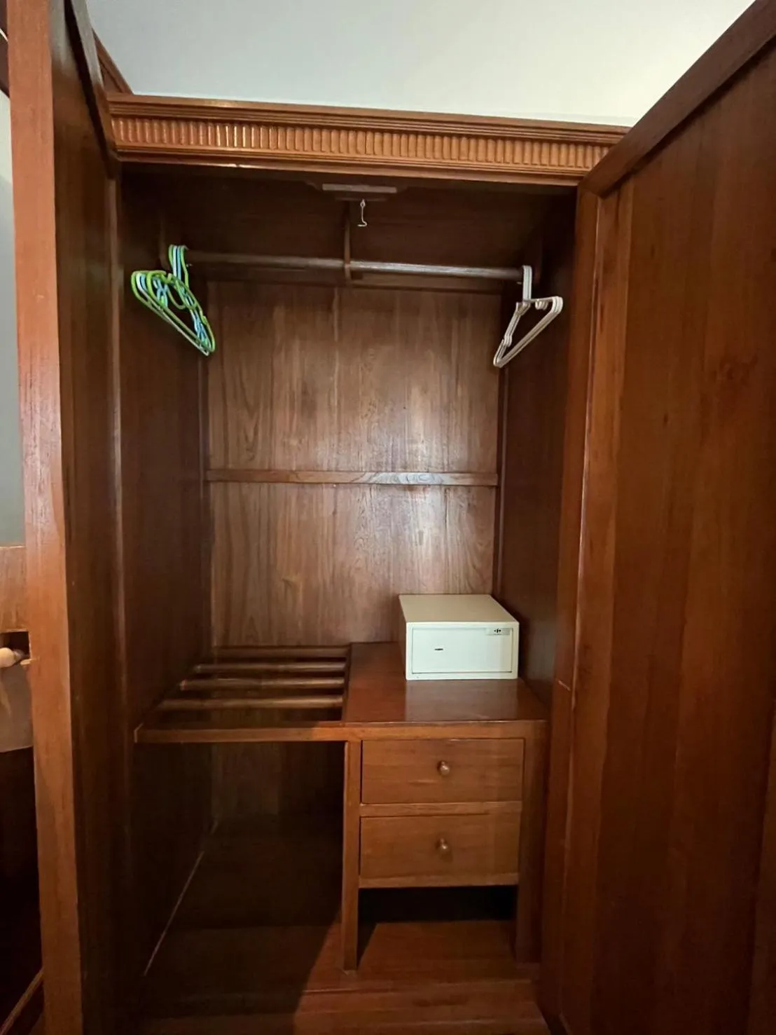 wardrobe in Sripat Guesthouse SHA Extra Plus