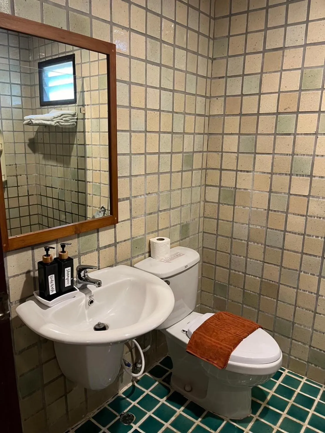 Toilet in Sripat Guesthouse SHA Extra Plus