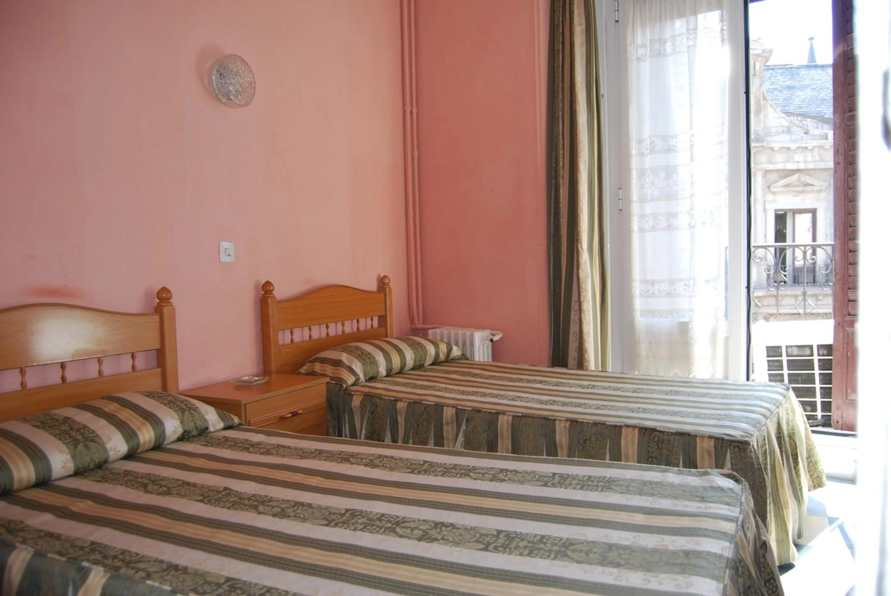 Twin Room in Hostal La Perla Asturiana