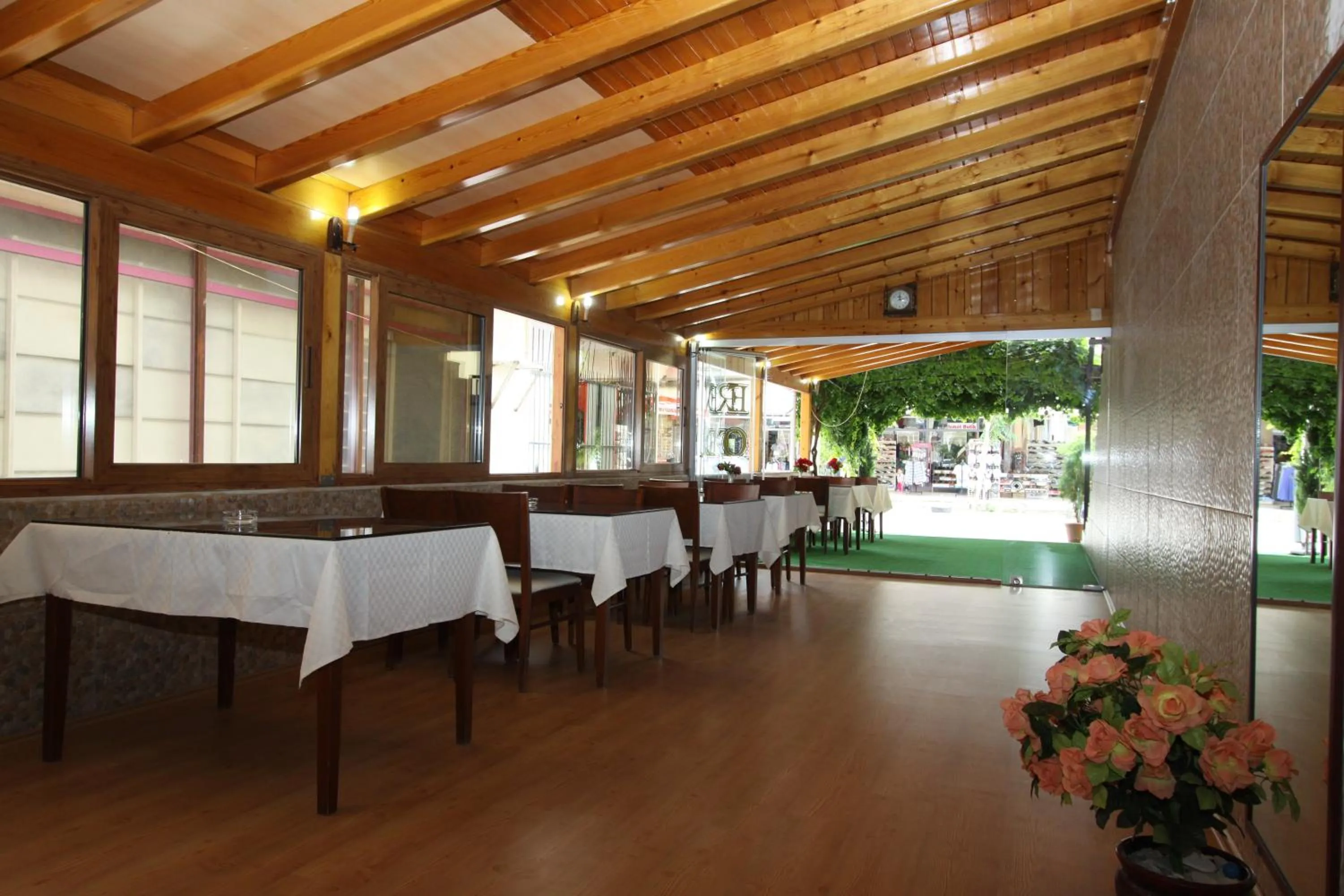 Restaurant/Places to Eat in Koz Eren Otel Çeşme