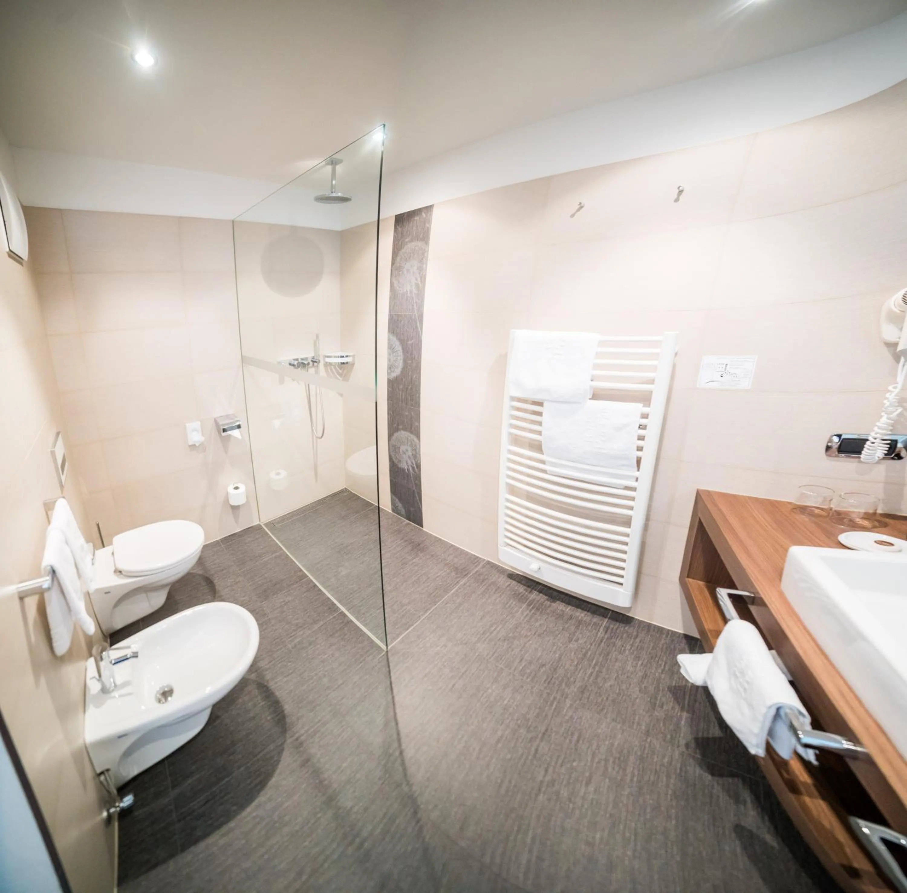 Shower in Hotel Pra Tlusel