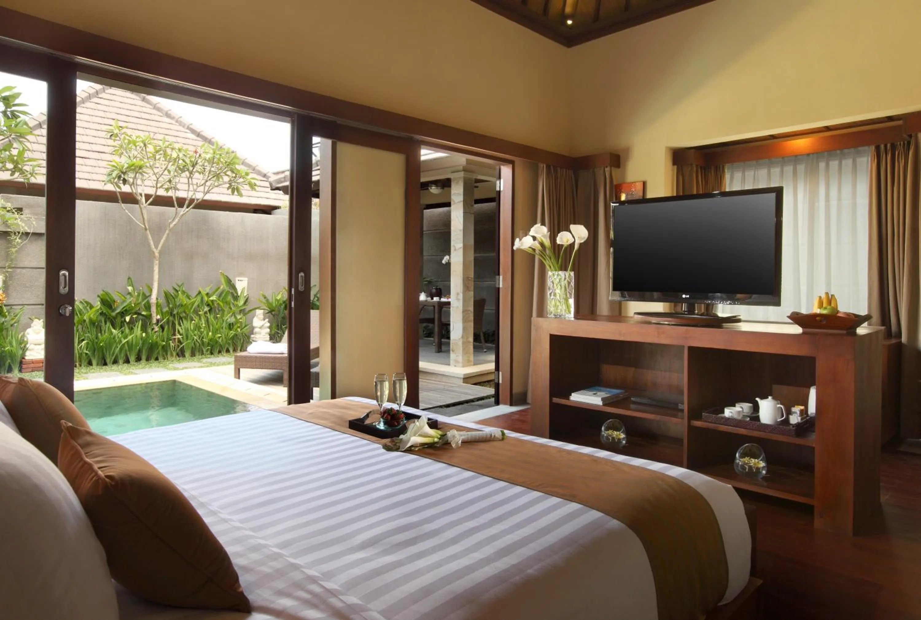 TV and multimedia, Bed in Nyuh Bali Villas