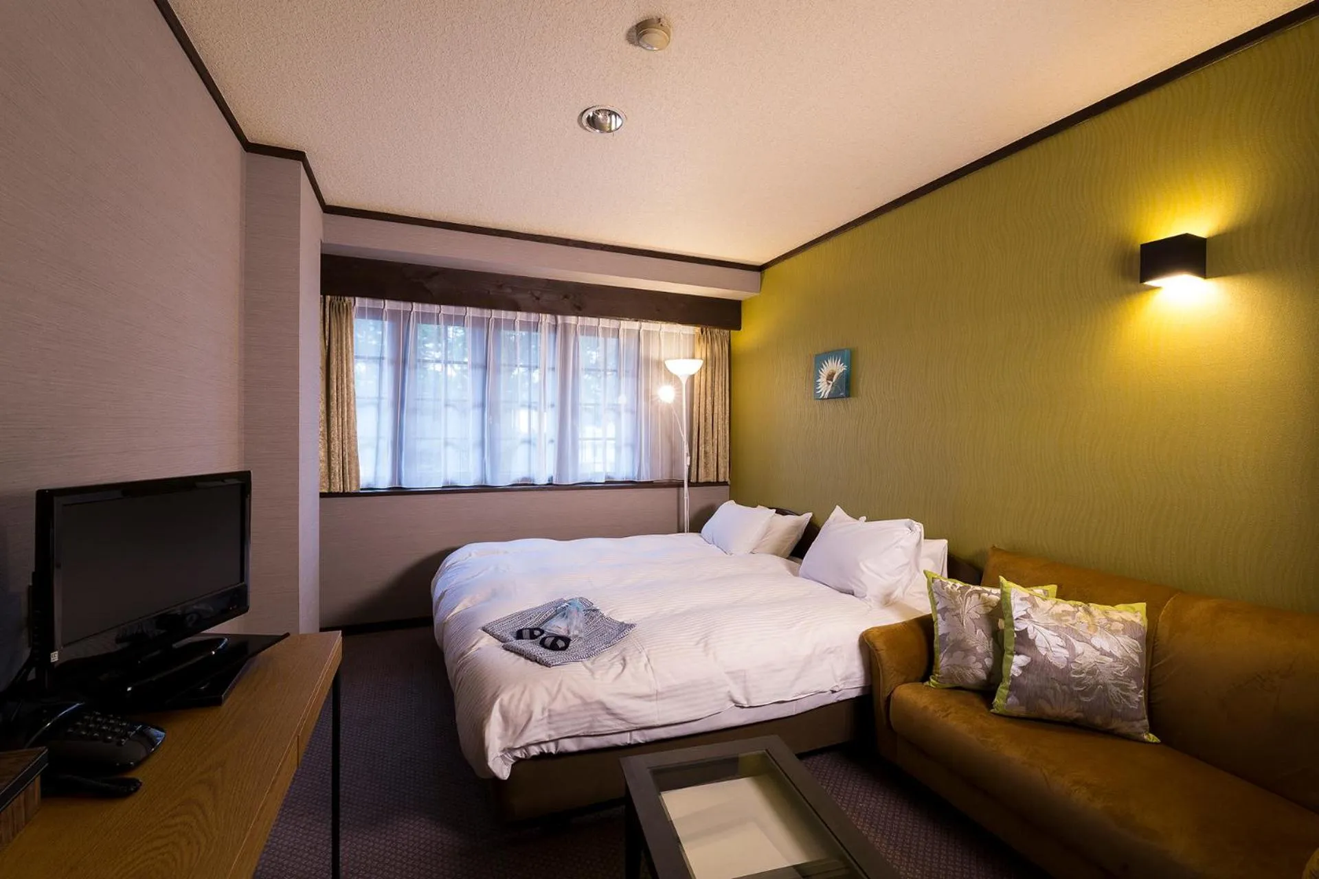 Photo of the whole room, Bed in Shakespeare Hotel