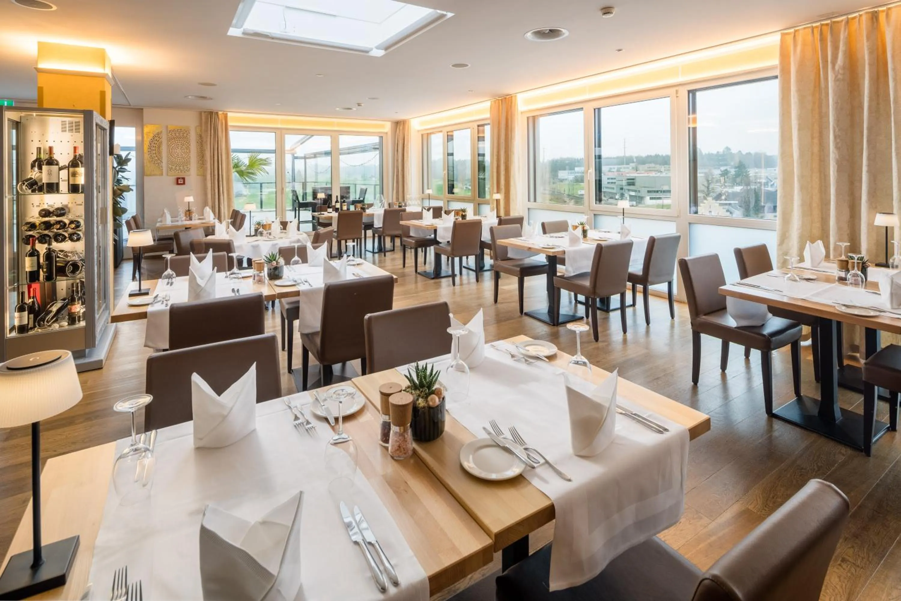 Restaurant/places to eat in Hotel Swiss Star