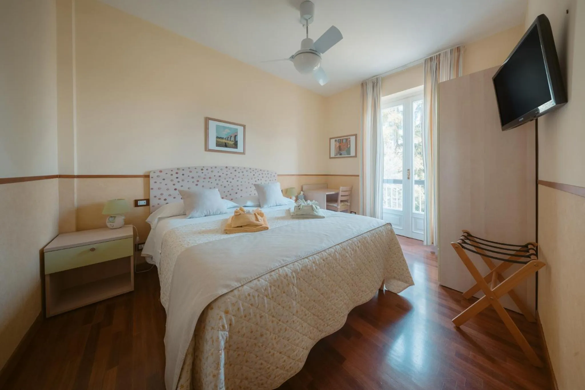 Photo of the whole room, Bed in Inn Rome B&B