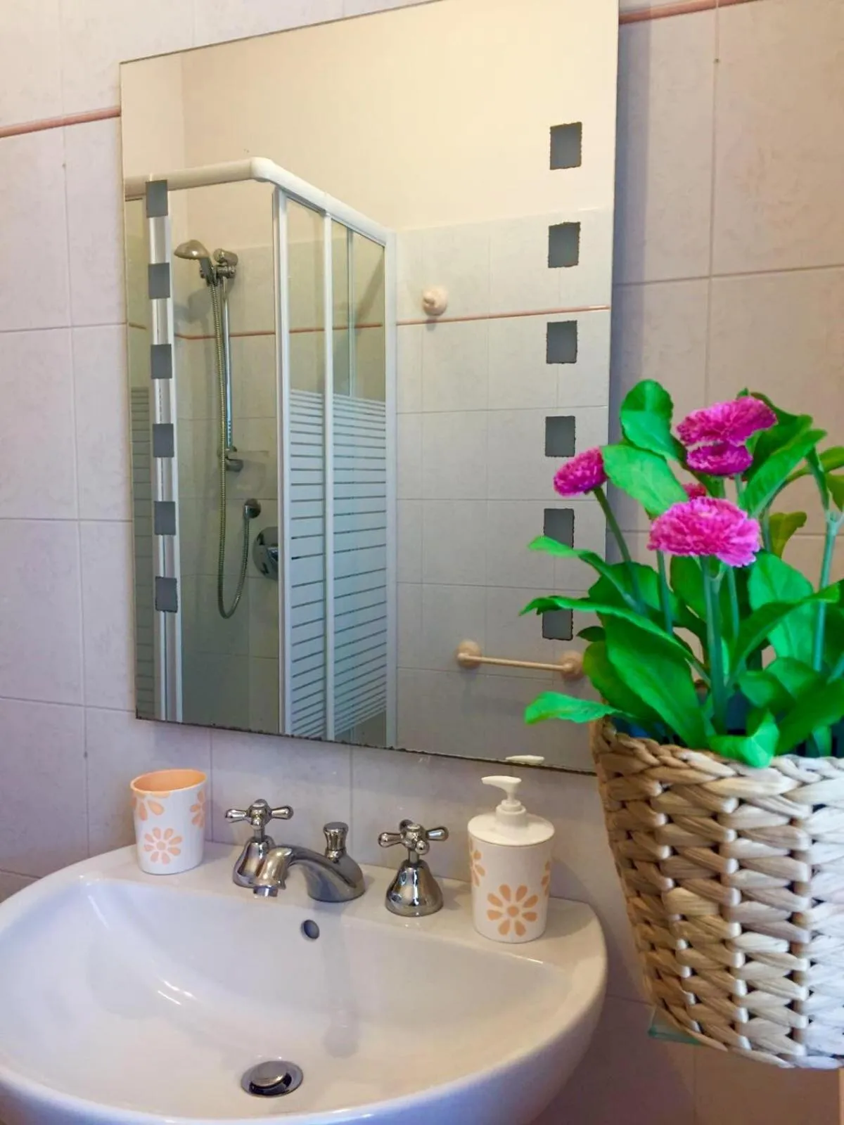 Shower in Inn Rome B&B