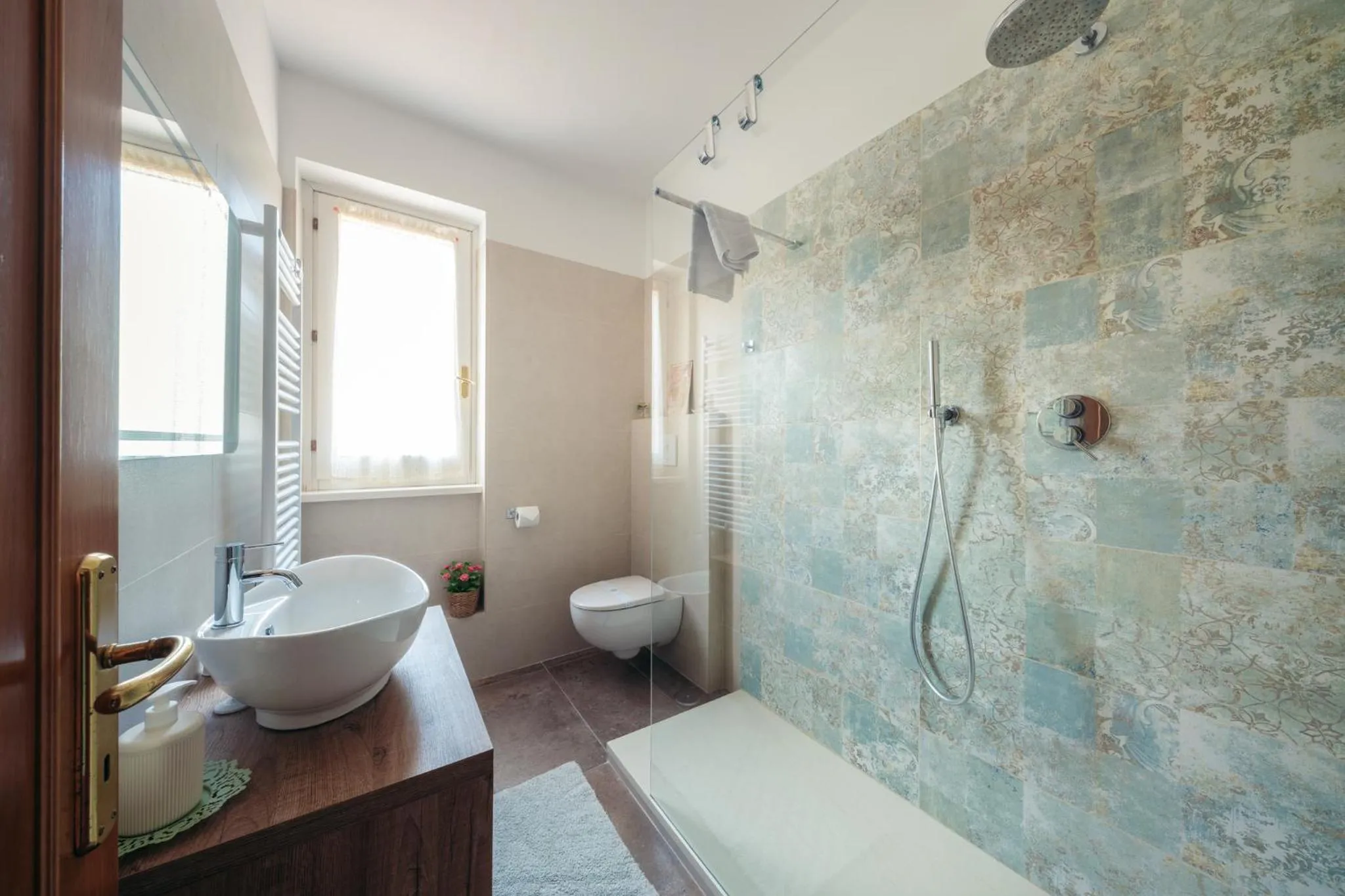 Shower in Inn Rome B&B