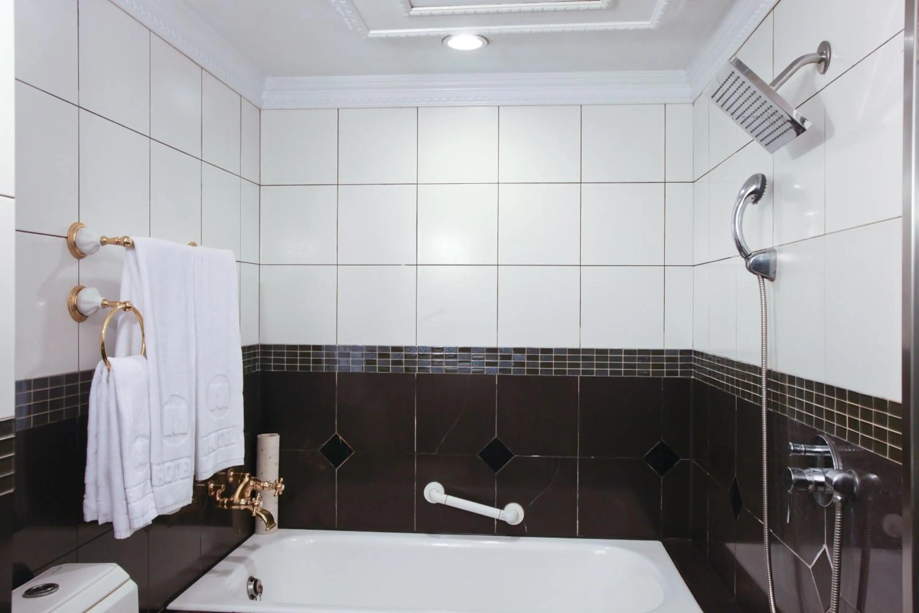 Bathroom, Bed in Charming City Songshan Hotel