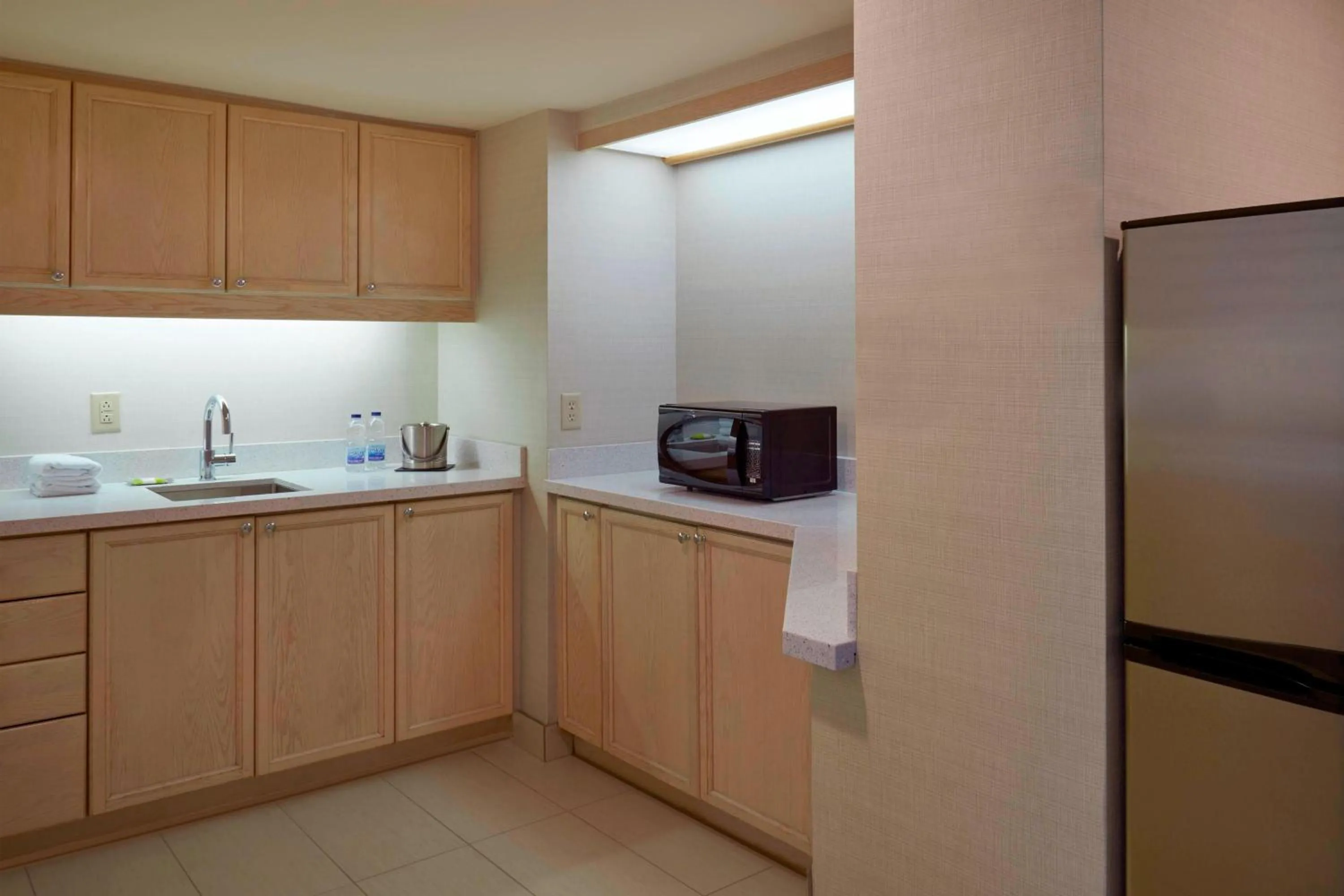 Kitchen or kitchenette in Delta Hotels by Marriott Toronto Airport & Conference Centre