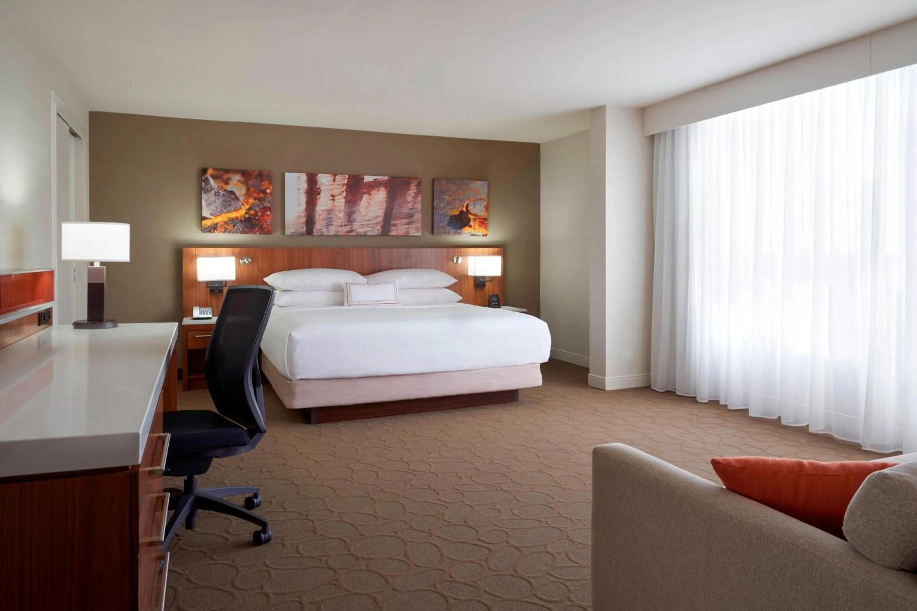 Photo of the whole room, Bed in Delta Hotels by Marriott Toronto Airport & Conference Centre