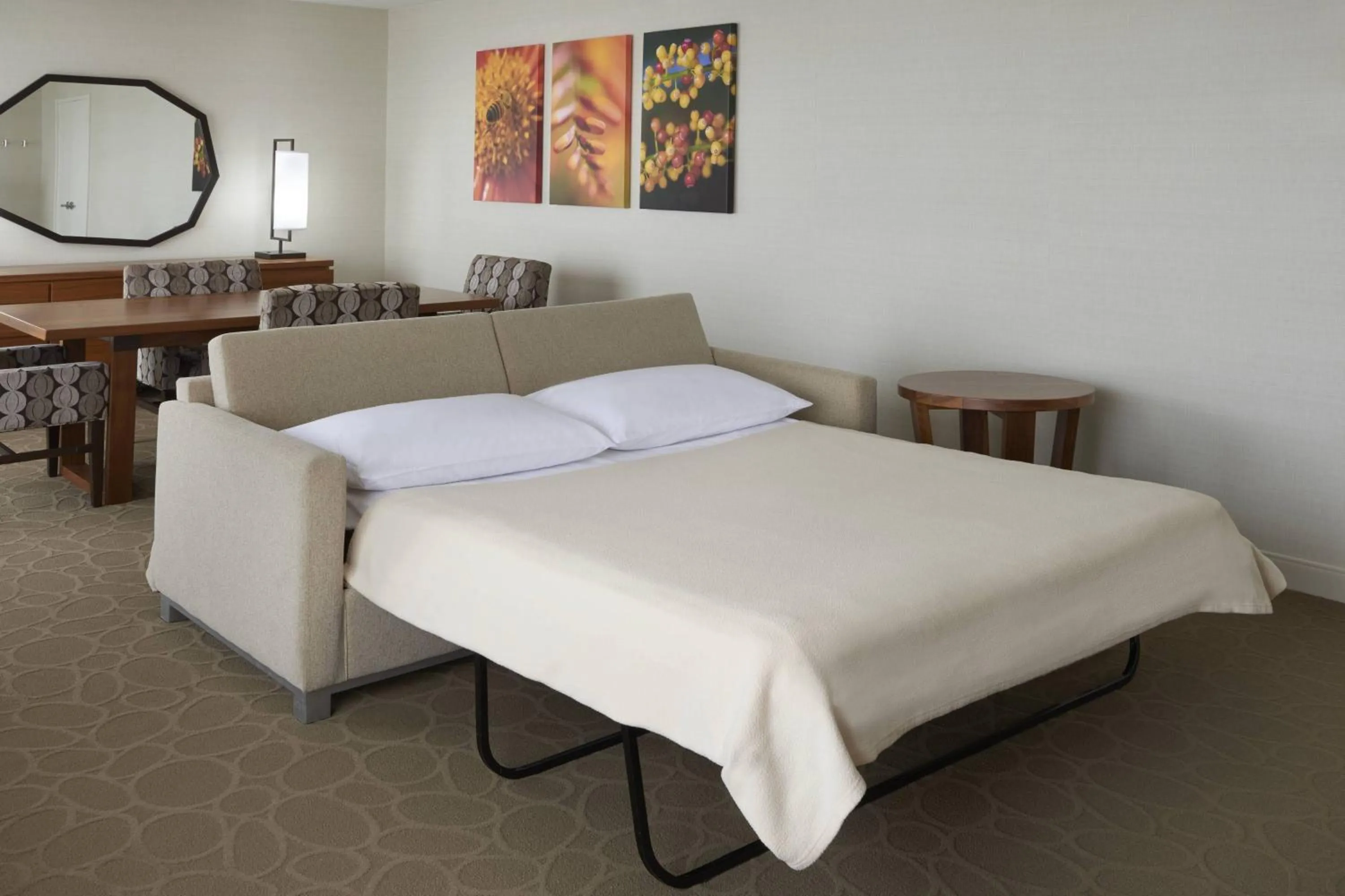 Photo of the whole room, Bed in Delta Hotels by Marriott Toronto Airport & Conference Centre