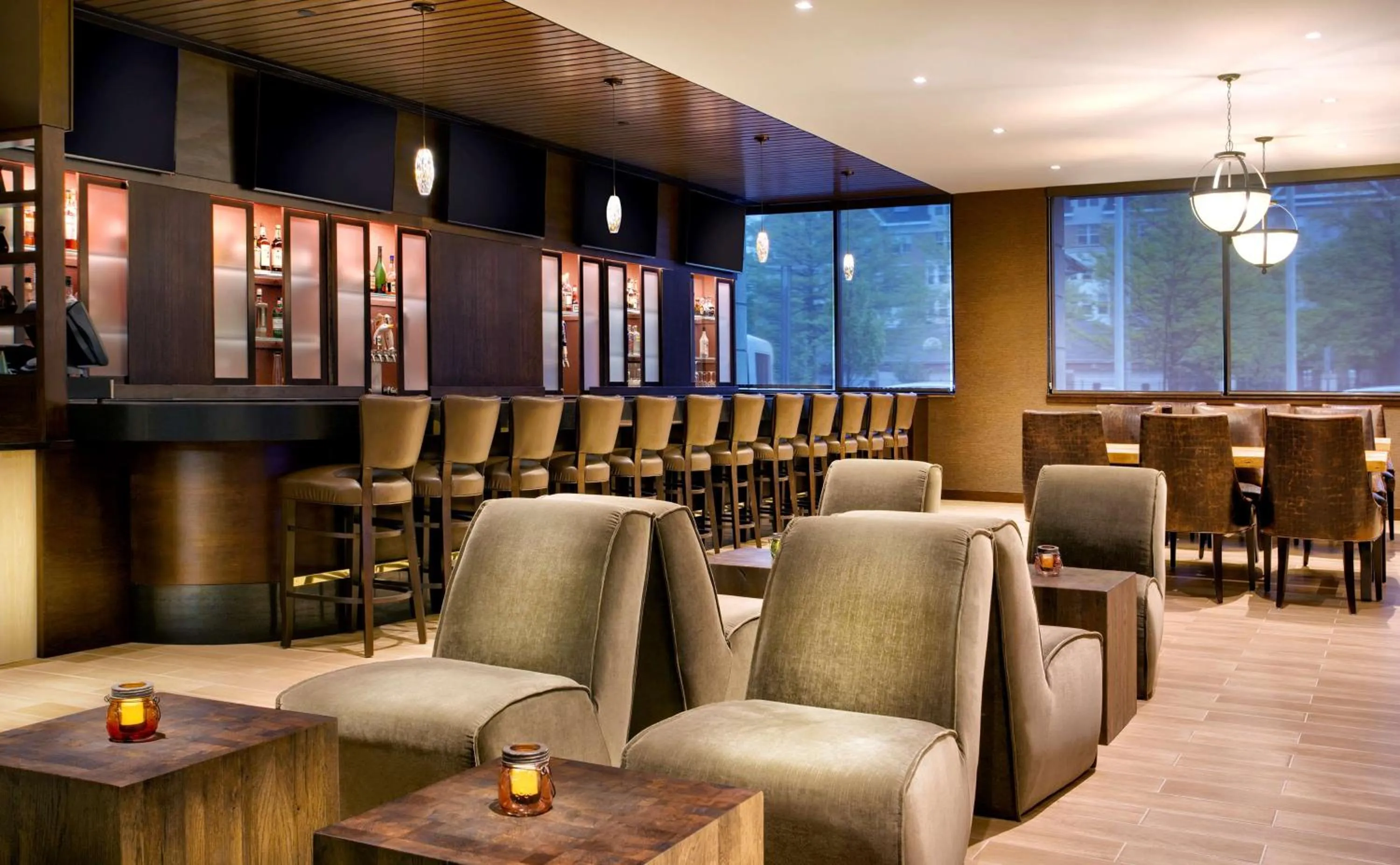 Lounge or bar in DoubleTree by Hilton Hotel & Suites Jersey City