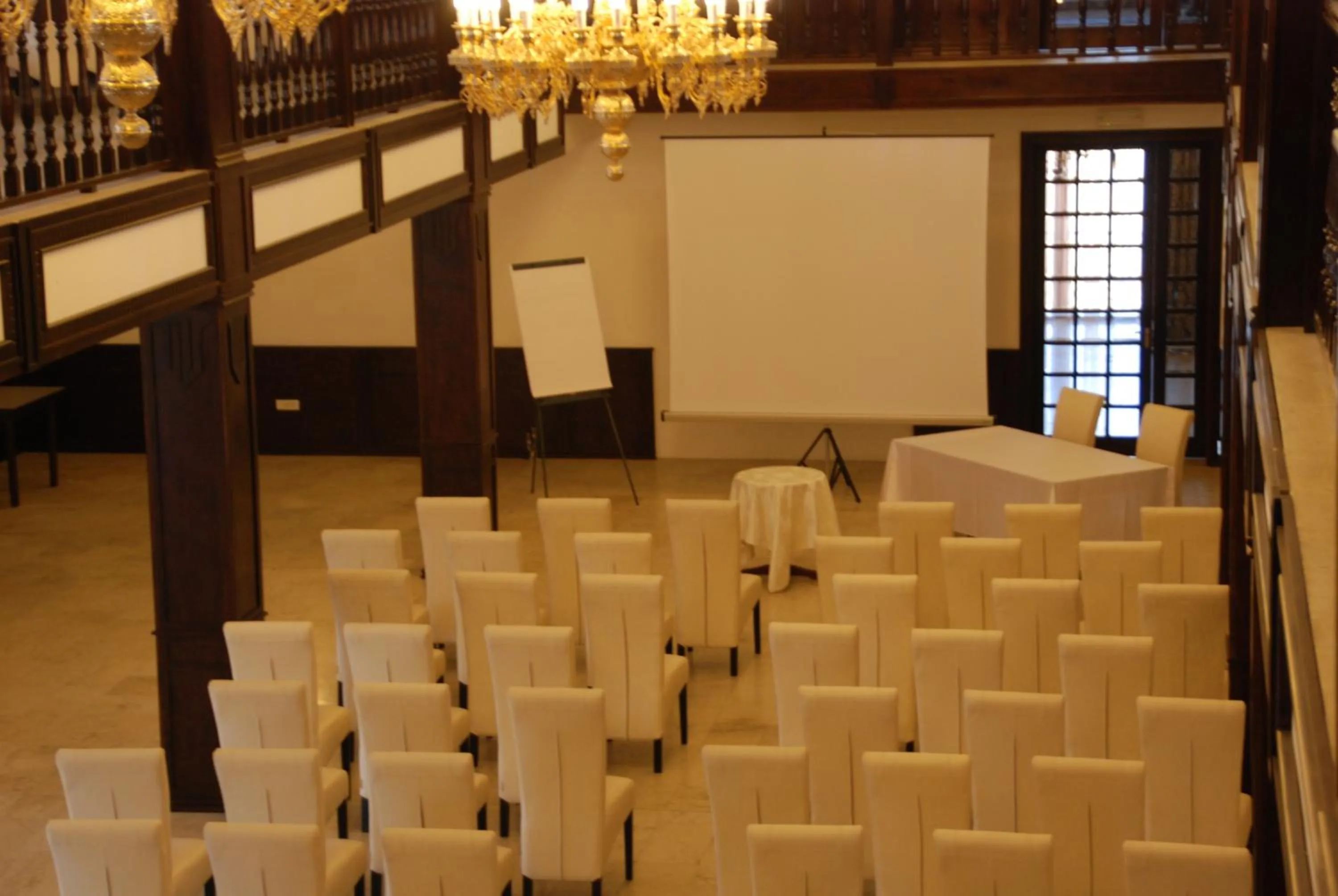 Business facilities in Hanul Domnesc