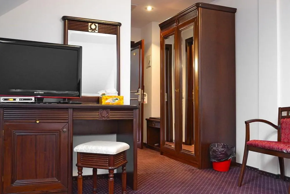 Decorative detail in Hanul Domnesc