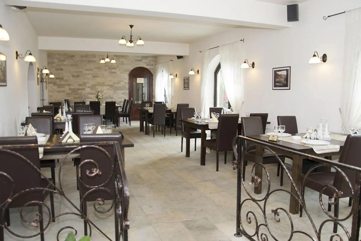 Restaurant/places to eat in Hanul Domnesc