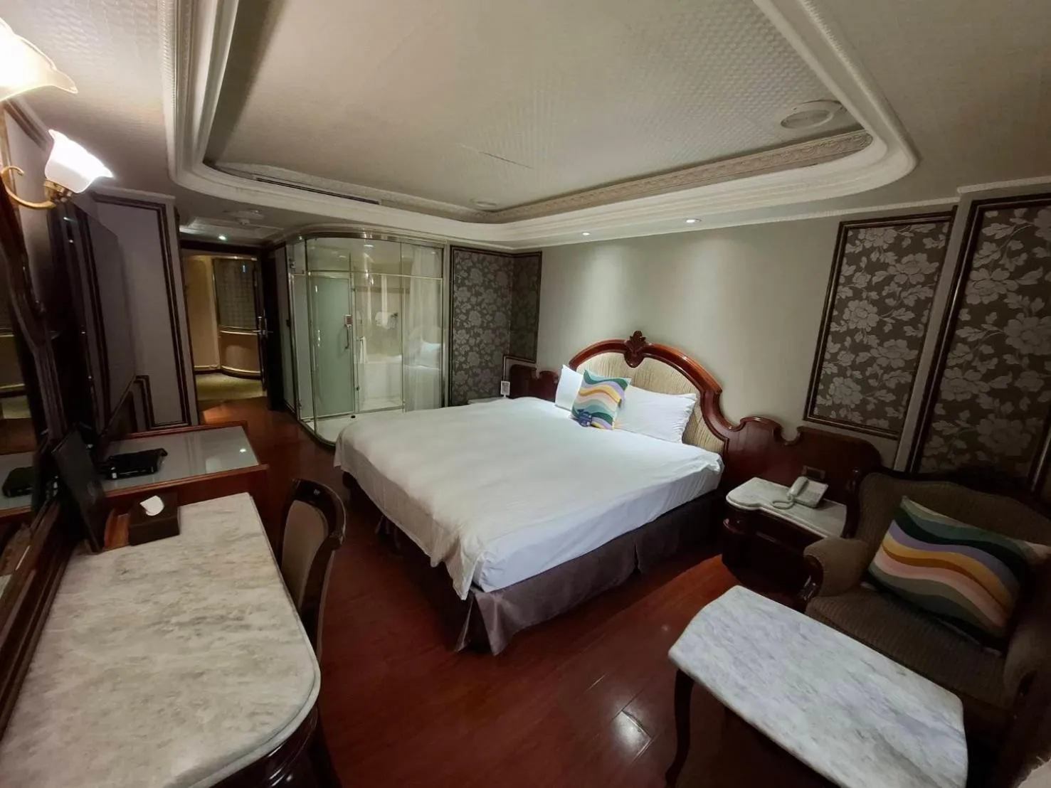 Photo of the whole room, Bed in Happiness Hotel