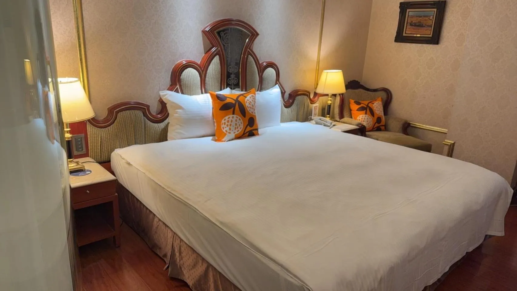 Bedroom, Bed in Happiness Hotel