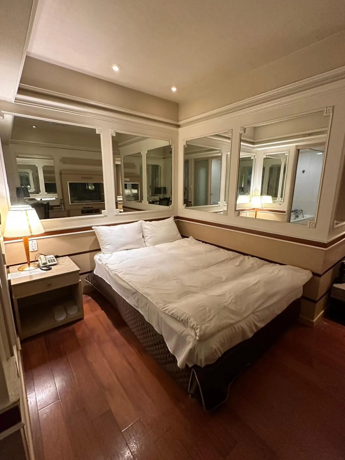 Property building, Bed in Erin Hotel