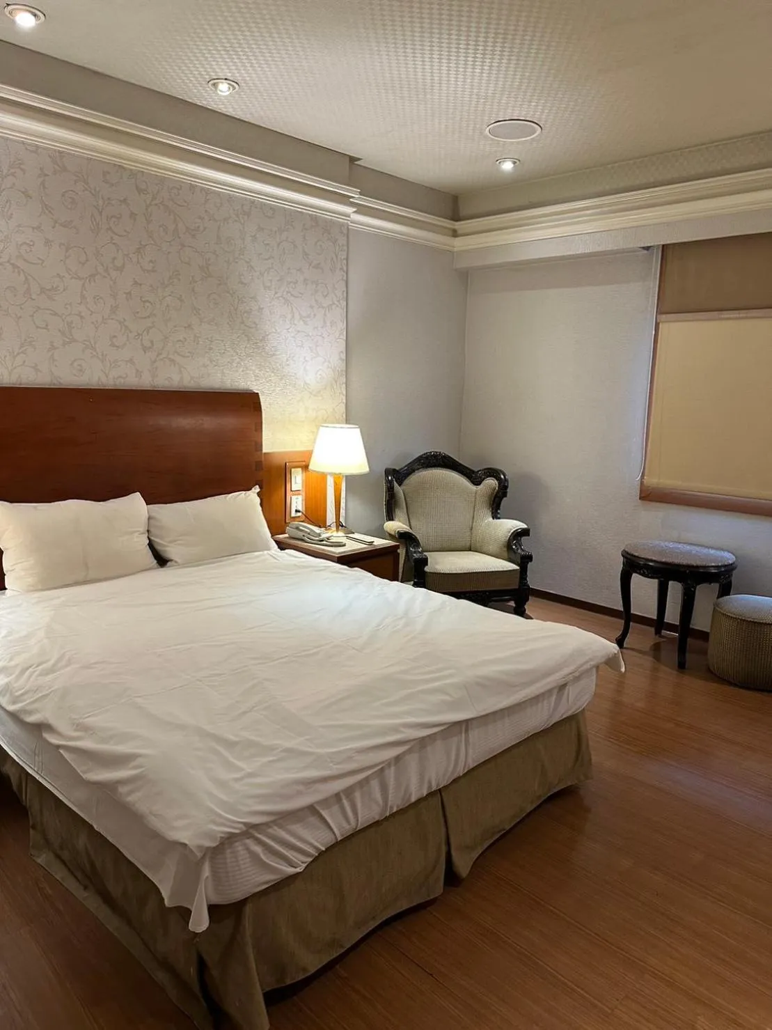 Property building, Bed in Erin Hotel