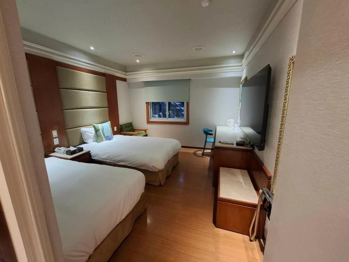 Photo of the whole room, Bed in Erin Hotel