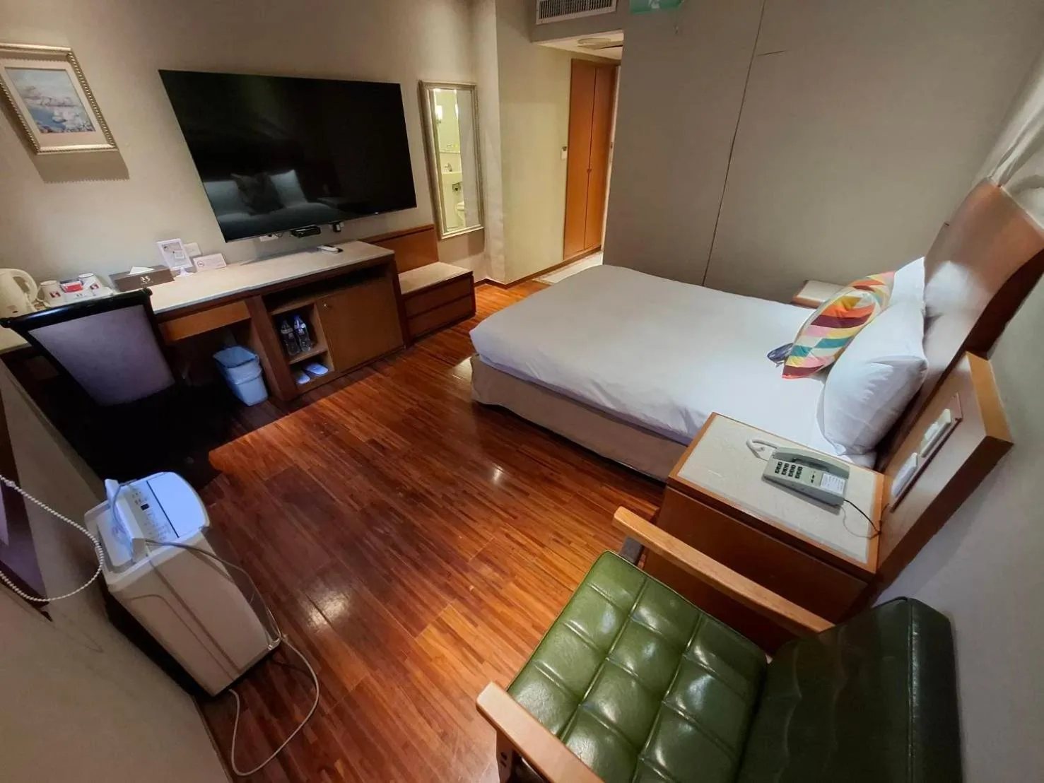 Photo of the whole room, Bed in Erin Hotel