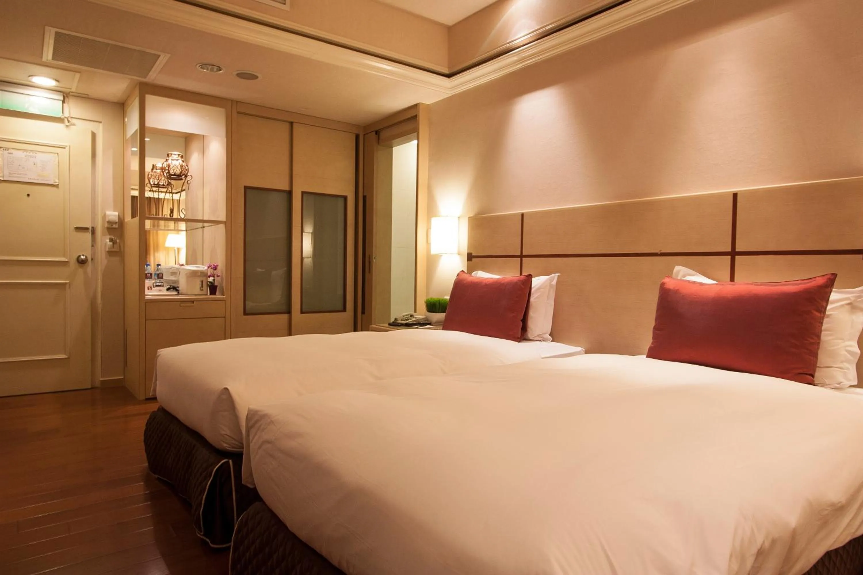 Property building, Bed in Erin Hotel