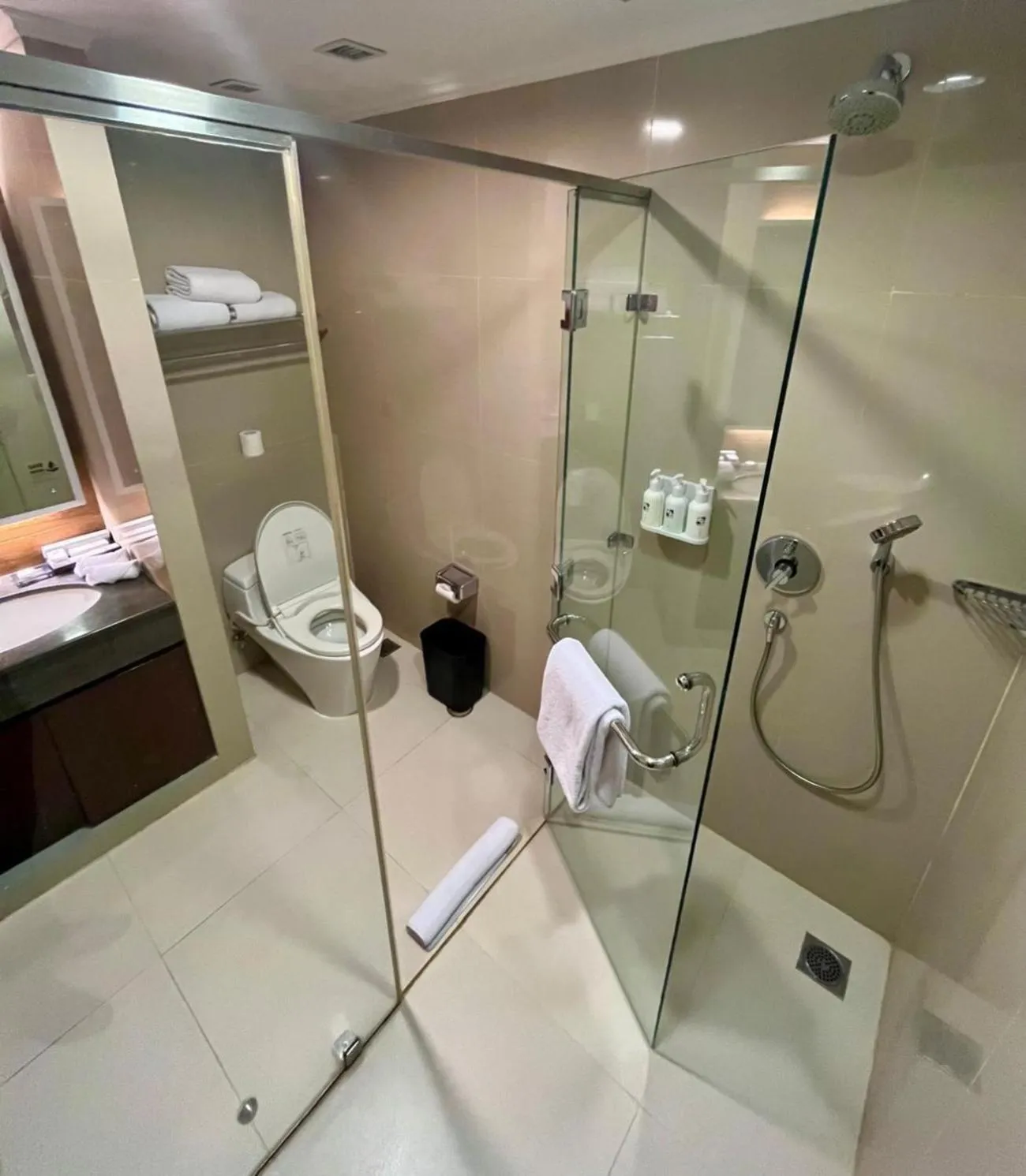 Shower in Swiss-Belresidences Rasuna Epicentrum