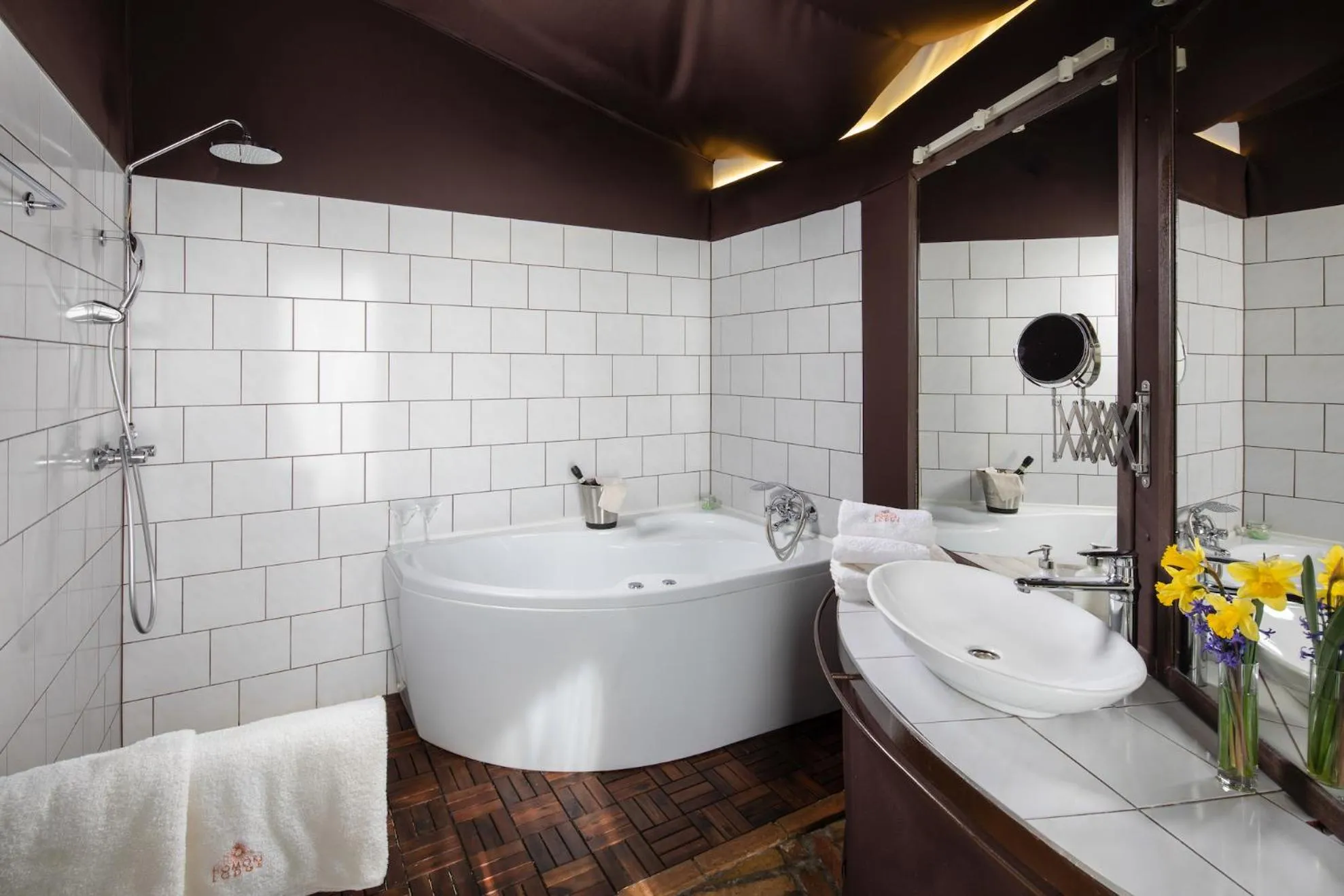 Hot Tub in HOMOKI LODGE Bed & Beyond Glamping Adult Only