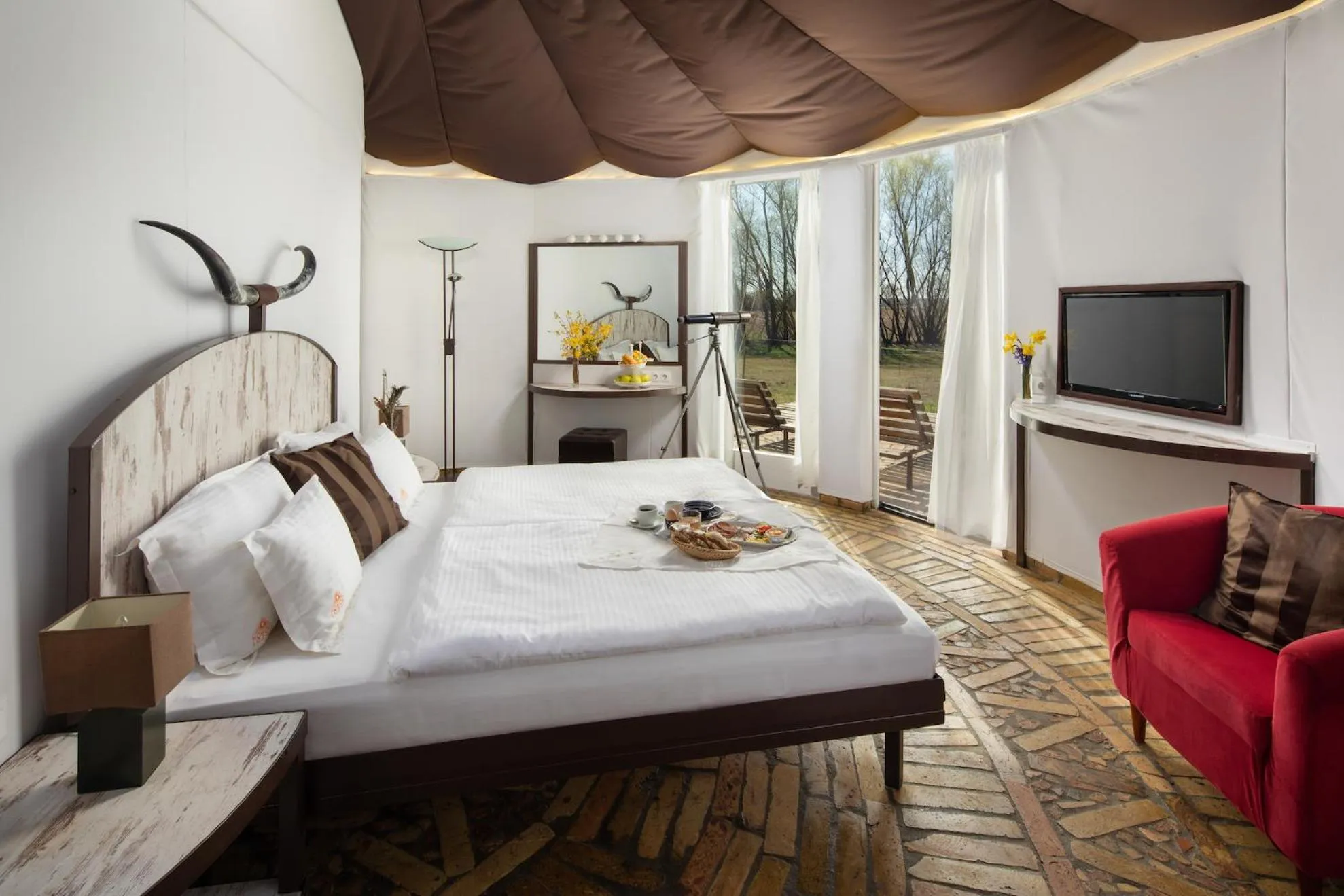 Photo of the whole room, Bed in HOMOKI LODGE Bed & Beyond Glamping Adult Only