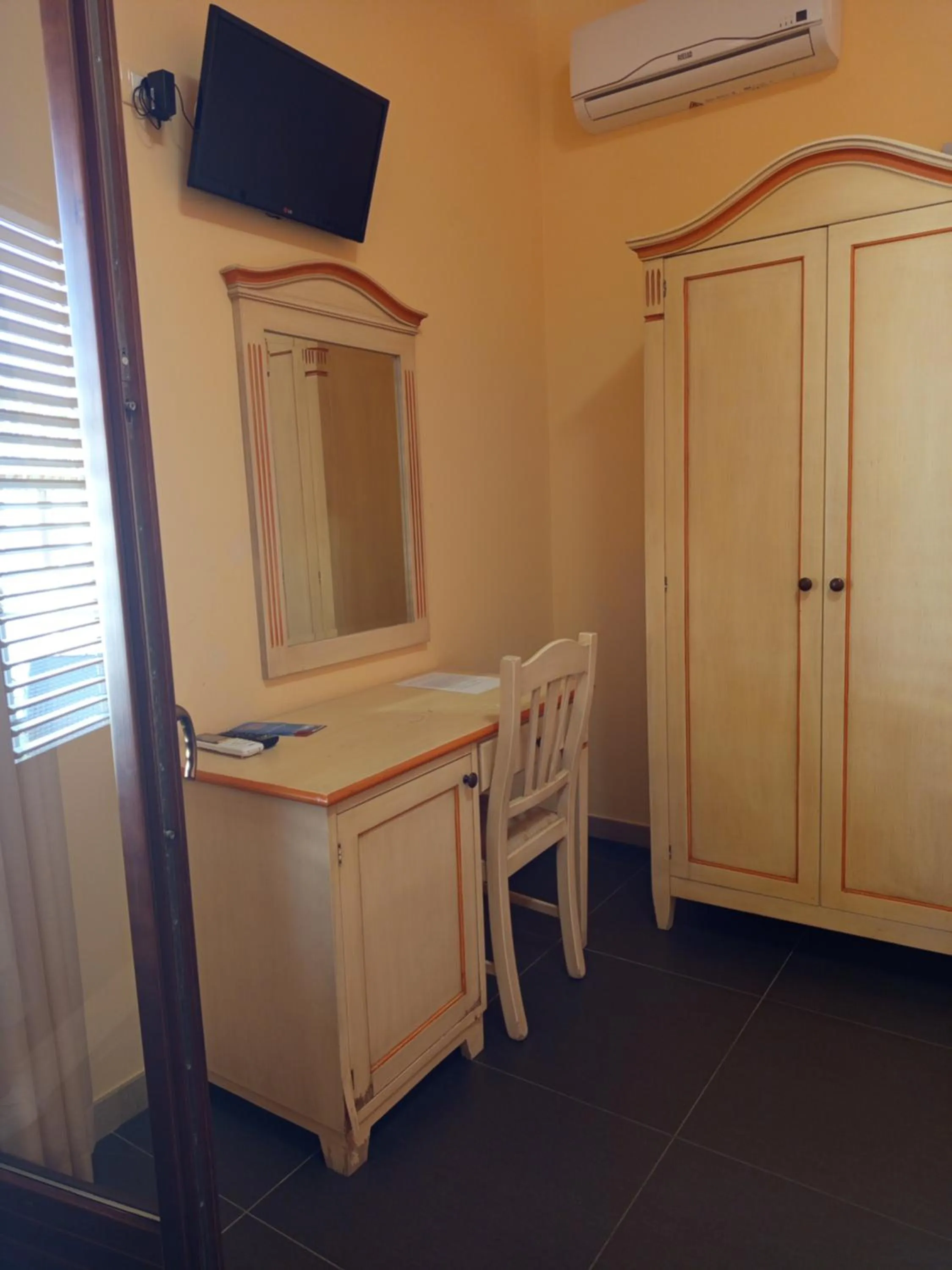 wardrobe in Amaryllis Hotel