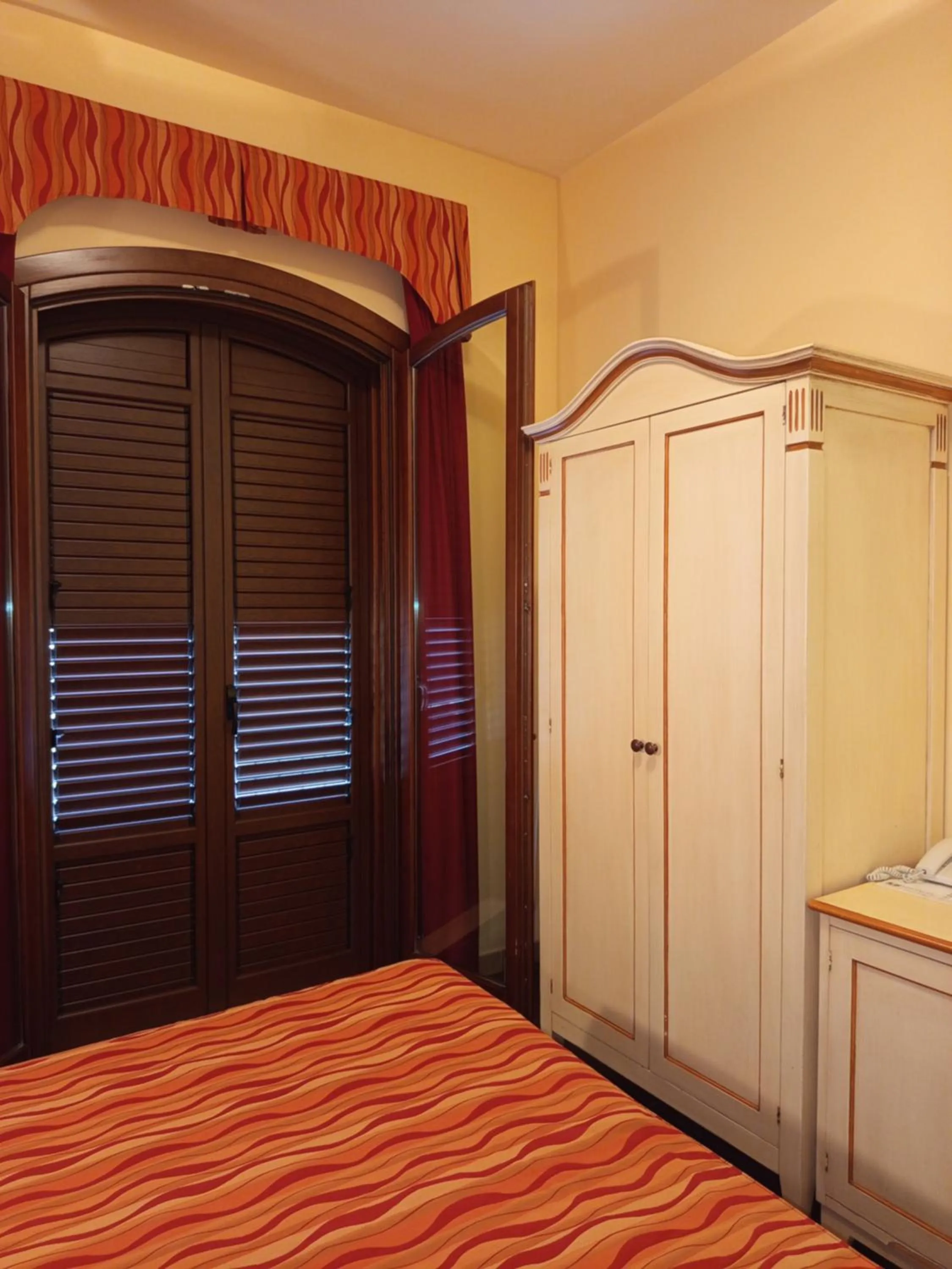 wardrobe in Amaryllis Hotel