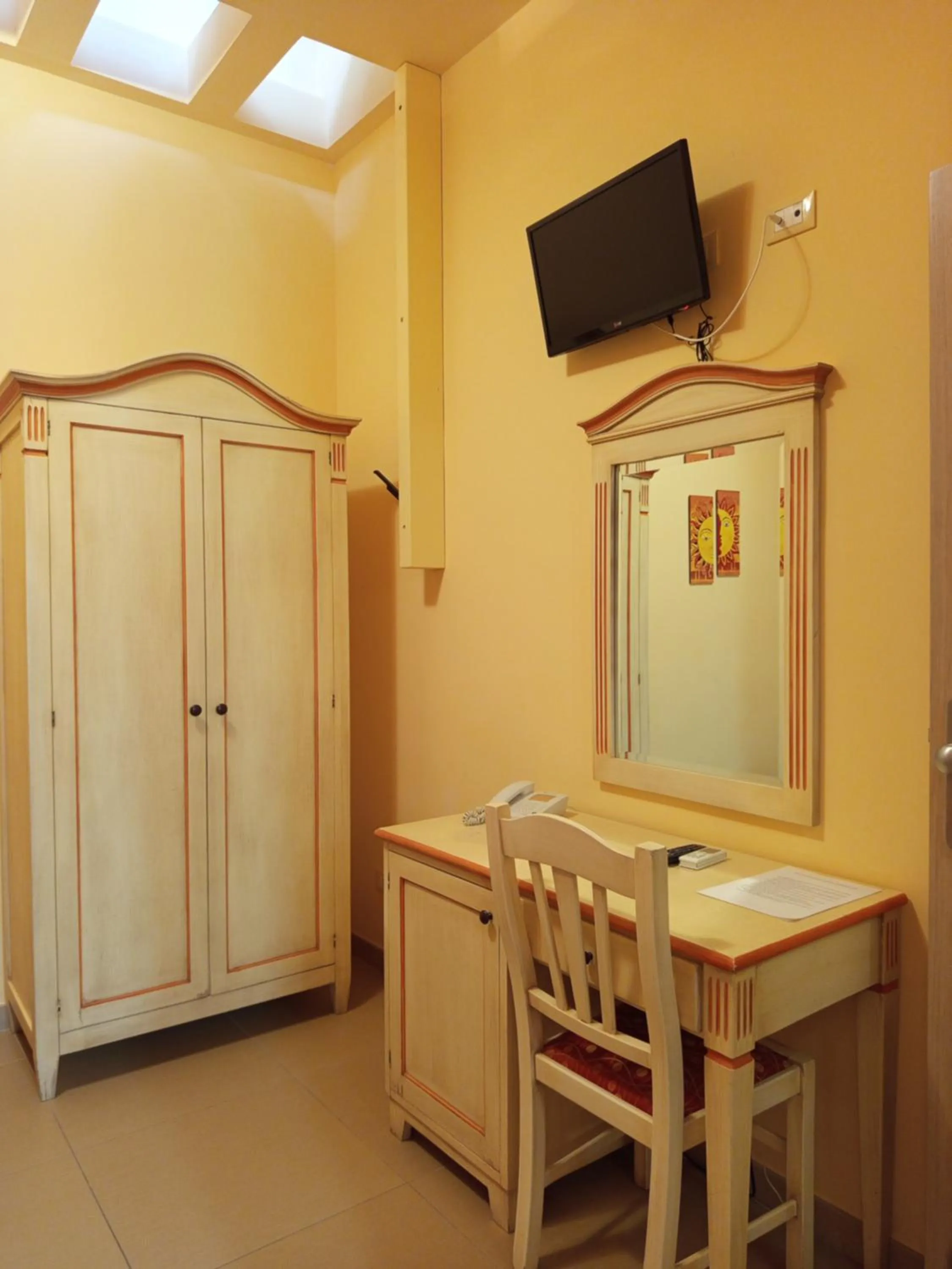 wardrobe in Amaryllis Hotel