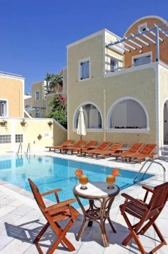 Swimming pool in Sellada Apartments